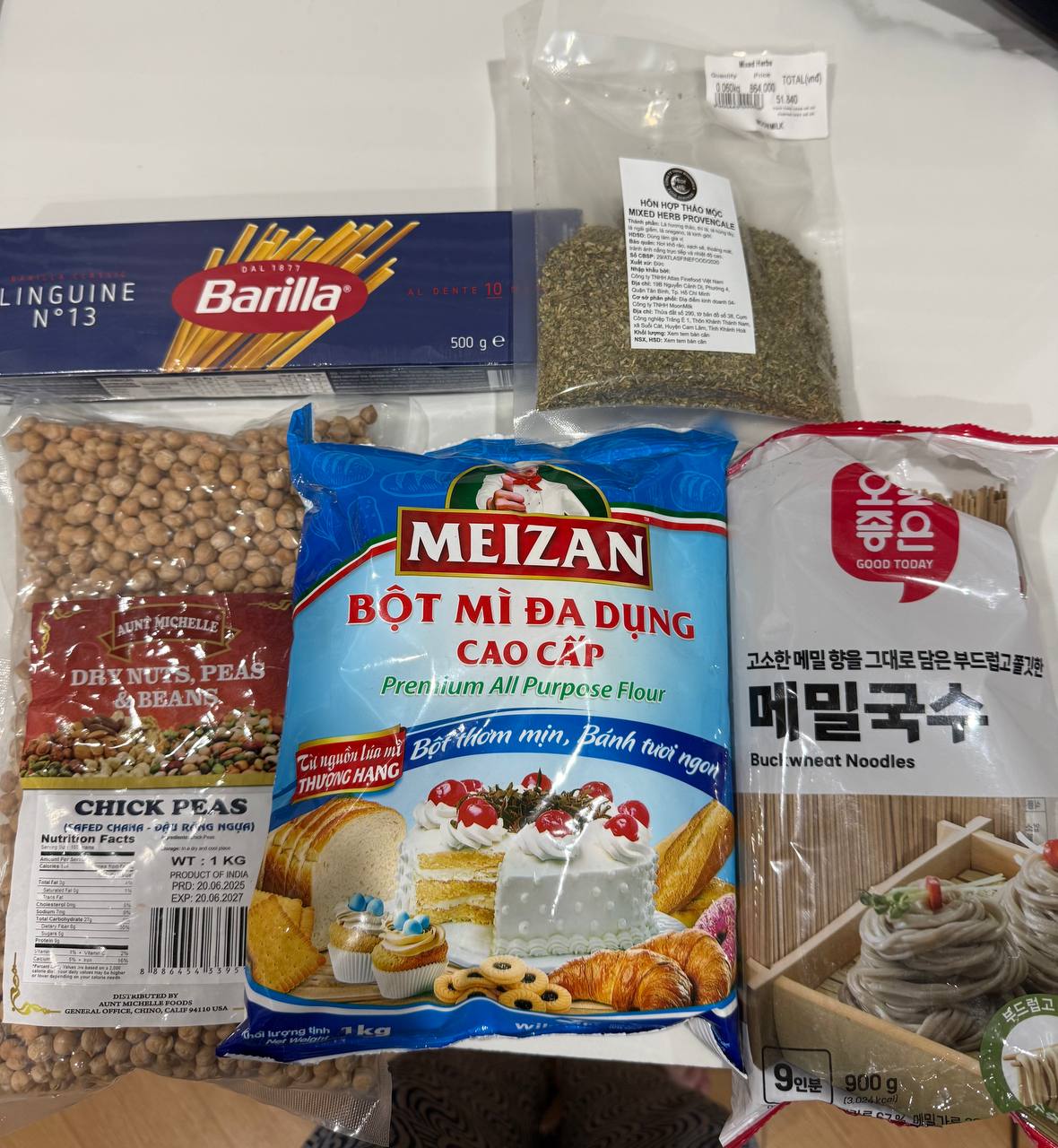 Продается набор продуктов за 150 000 донгов, большая миска с двумя пиалками за 100 000…