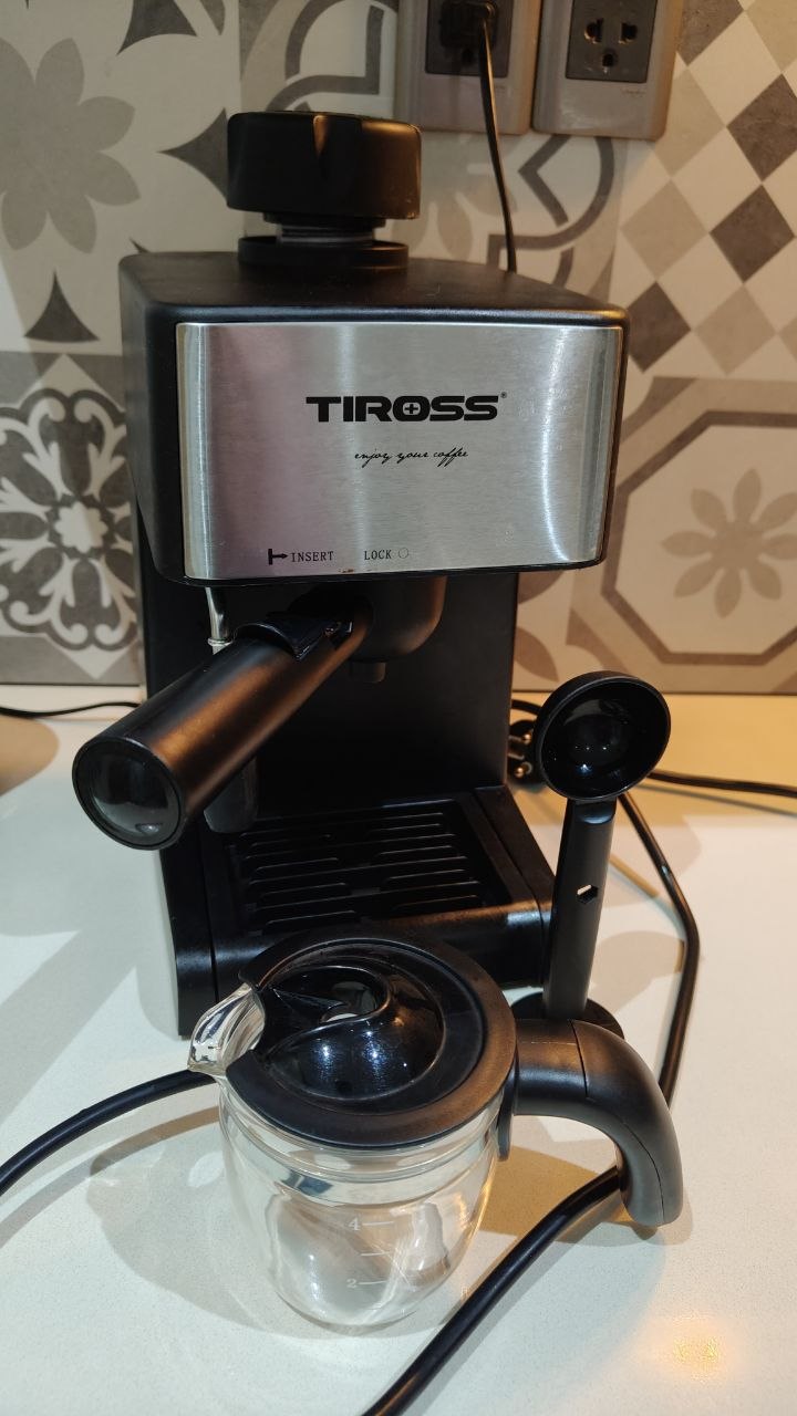 Продается кофеварка Tiross TS-621 с паровым соплом, использовалась 4 месяца, в отличном…