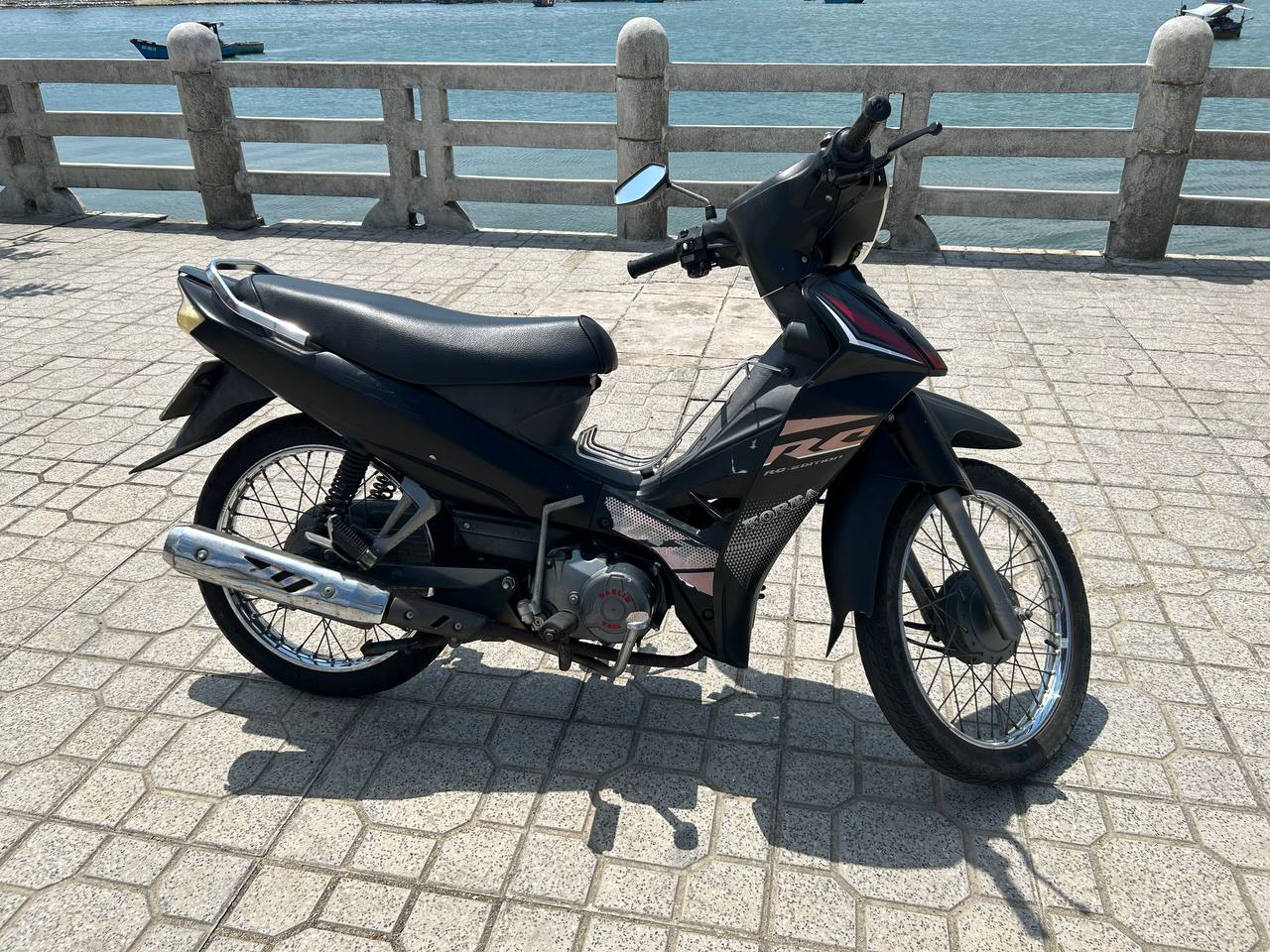 Фото 2: Продаётся байк Daelim Sirius 50cc 2019 года, полуавтомат, права не нужны.
