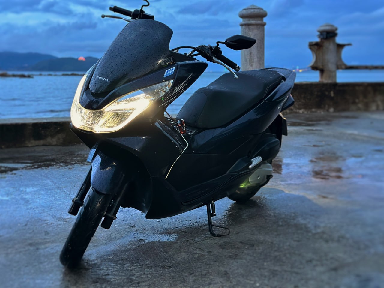 Фото 2: Продаётся Honda PCX 2016 года, тёмно-синий, пробег 29 500 км, объём 125 куб.см.