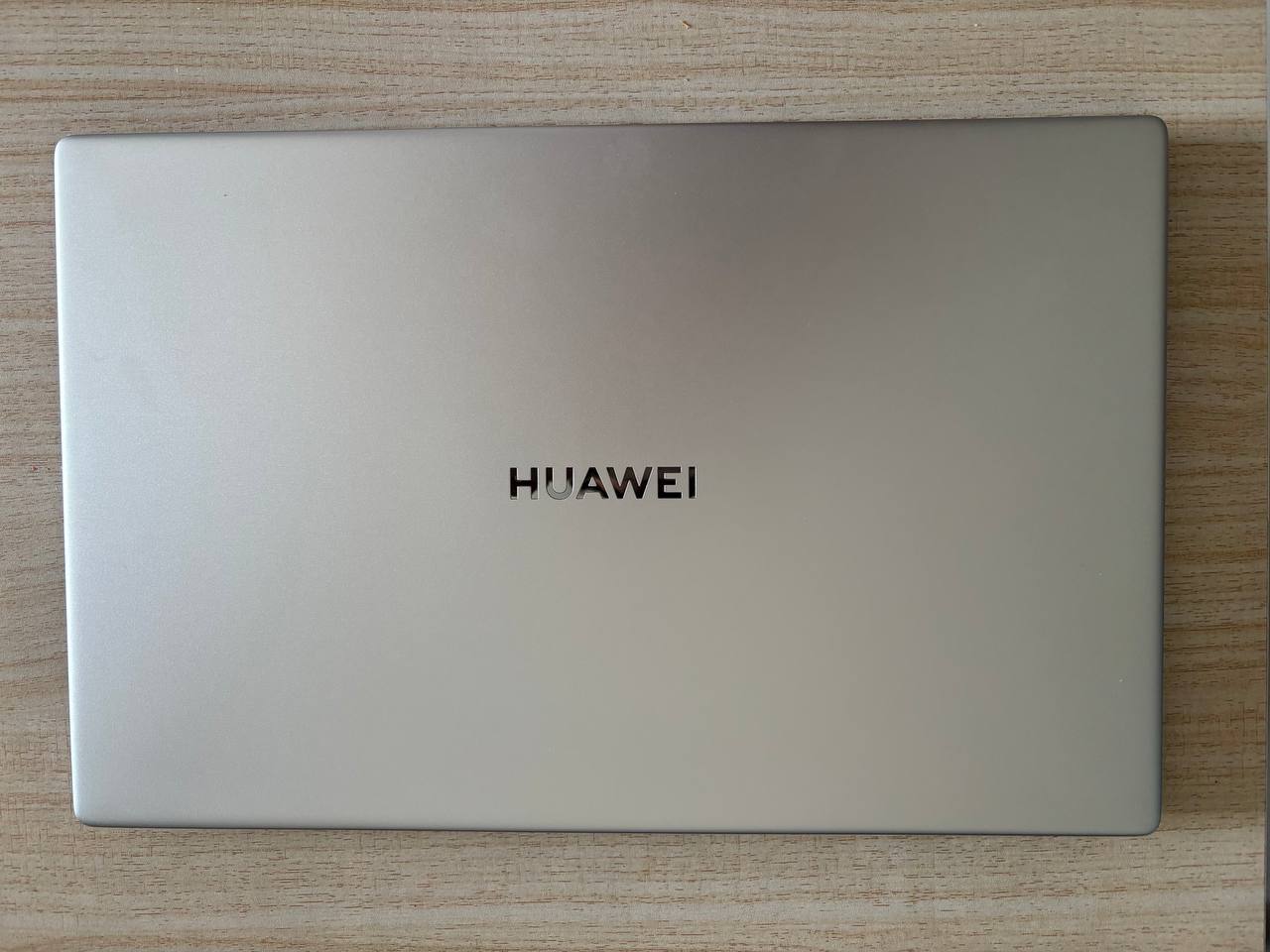 Фото 2: Продаётся ноутбук Huawei MateBook BOHB-WAX9 в хорошем рабочем и отличном внешнем…