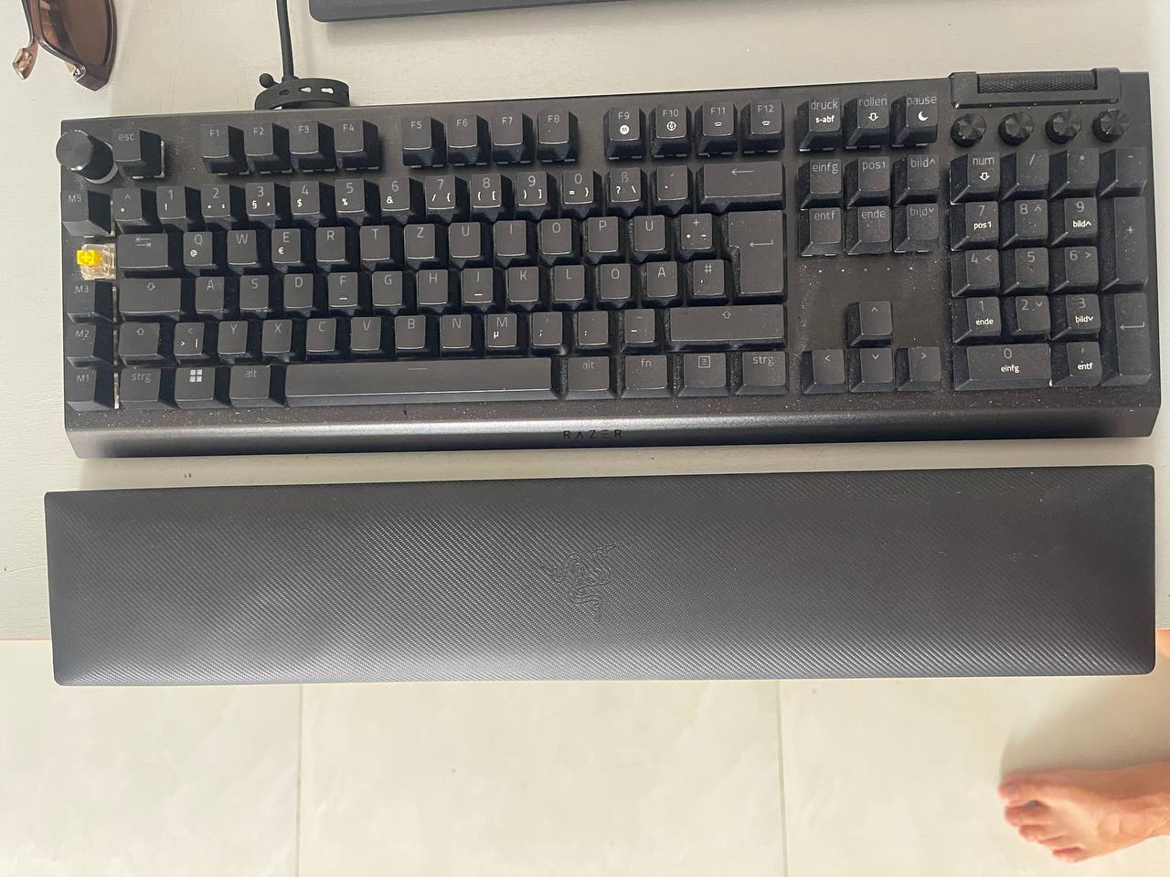 Продаётся профессиональная клавиатура Razer BlackWidow V4 Pro с подсветкой и мягким…