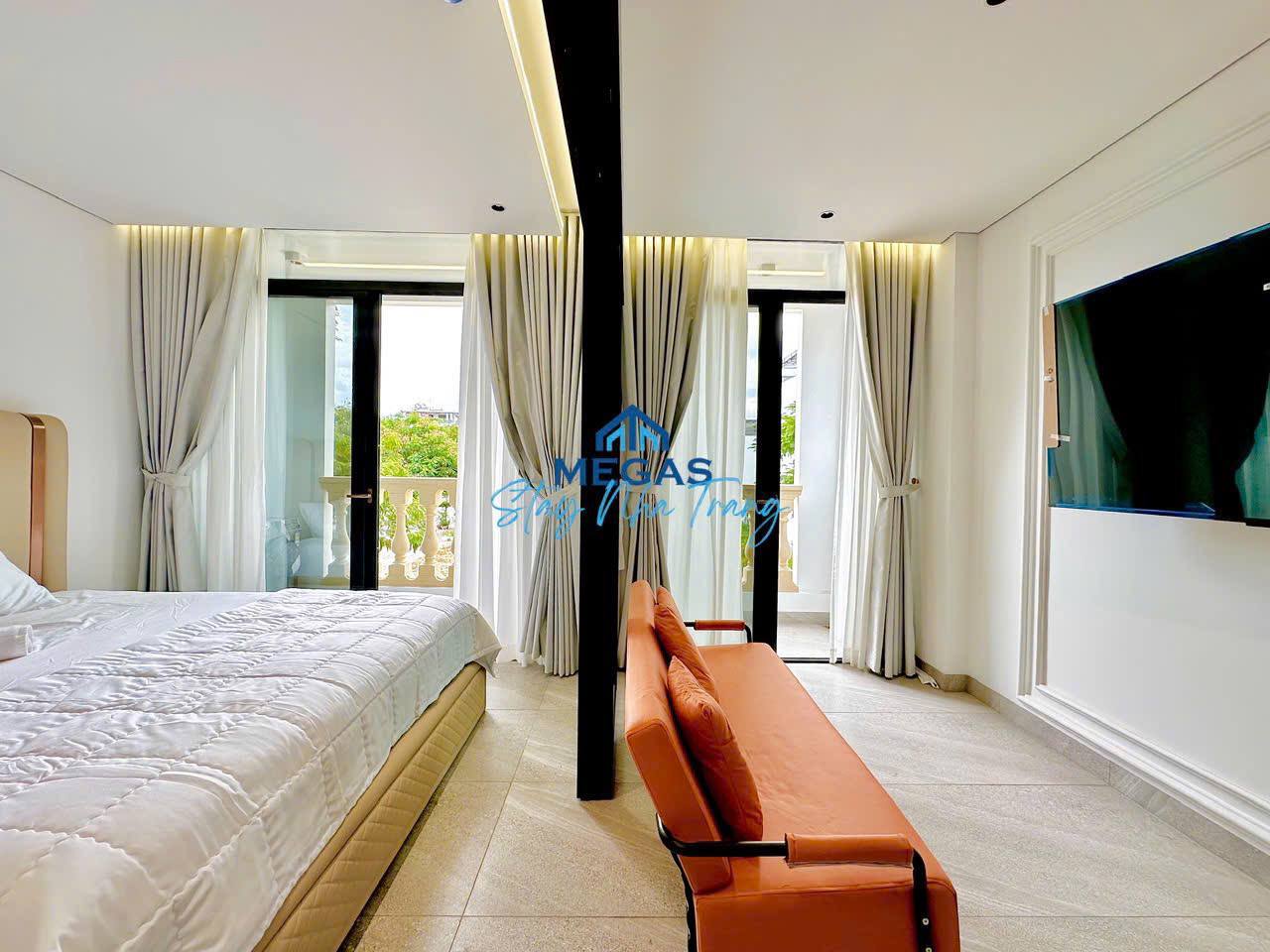 Фото 2: Сдается квартира с одной спальней, полностью меблированная, высокого класса, с…
