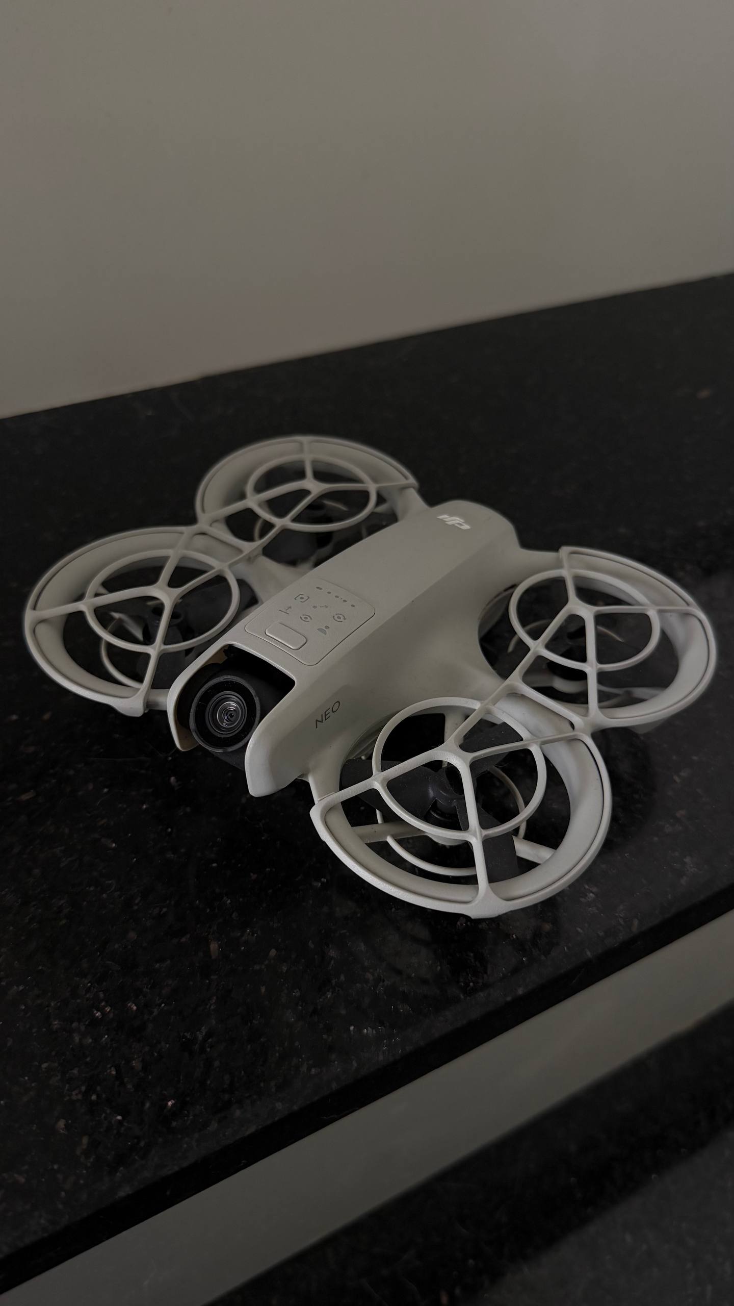 Продаётся оригинальный дрон DJI NEO весом около 135 грамм