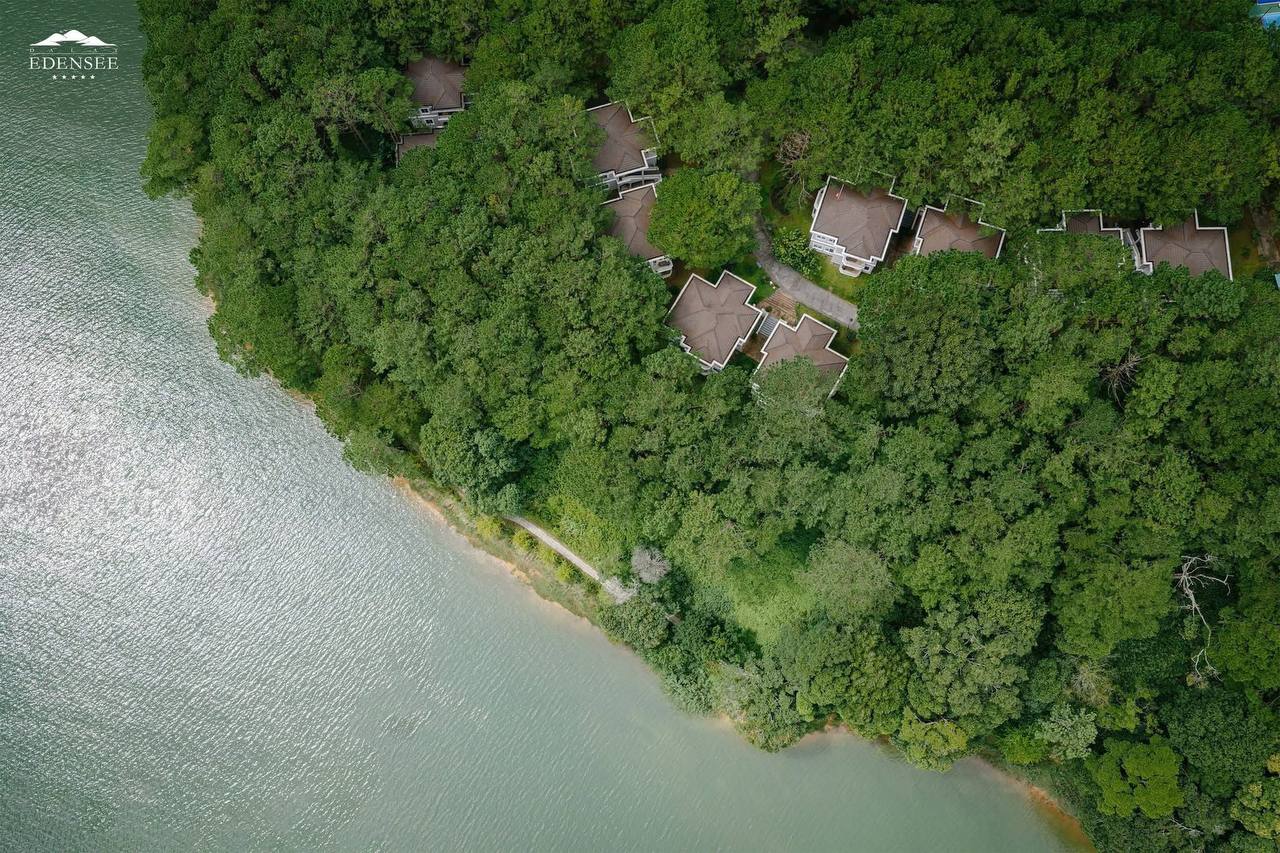 Фото 2: Реклама курорта Dalat Edensee, расположенного среди сосновых лесов у озера Туен Лам в…