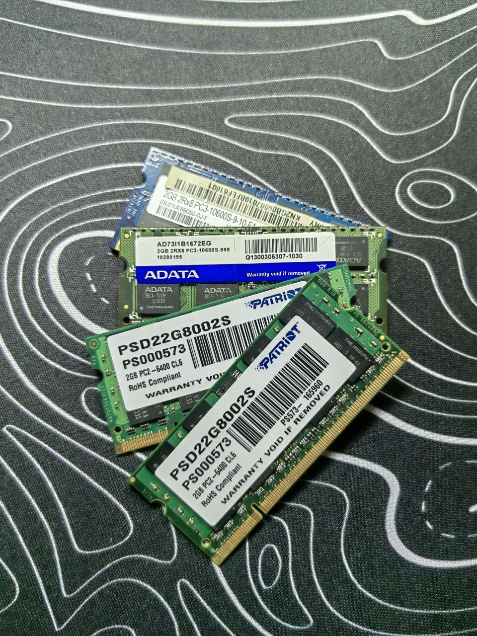 Фото 2: Продаются 4 планки оперативной памяти: 2×2 ГБ DDR3 PC3-10600 и 2×2 ГБ DDR2 PC2-6400.