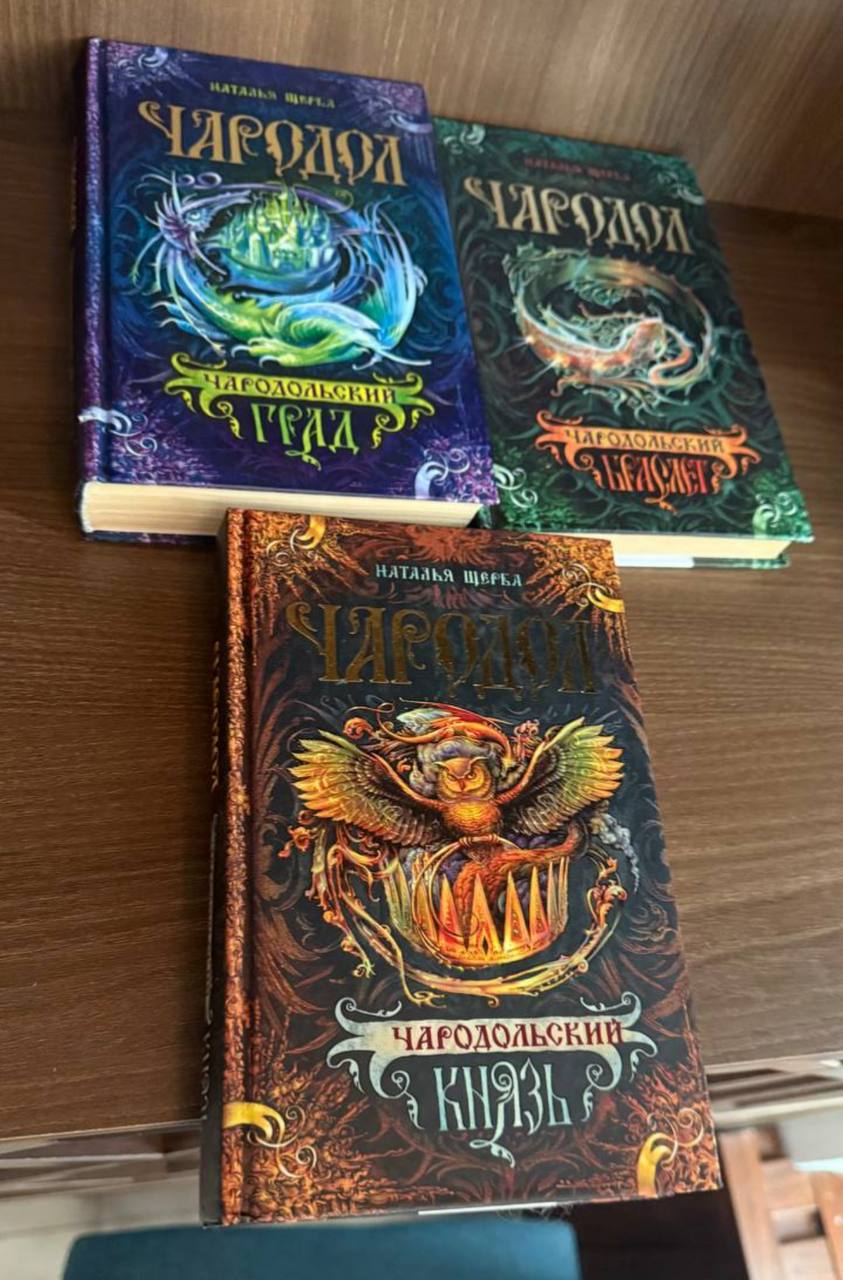 Продаются книги для подростков и взрослых, новые, прочитаны один раз.