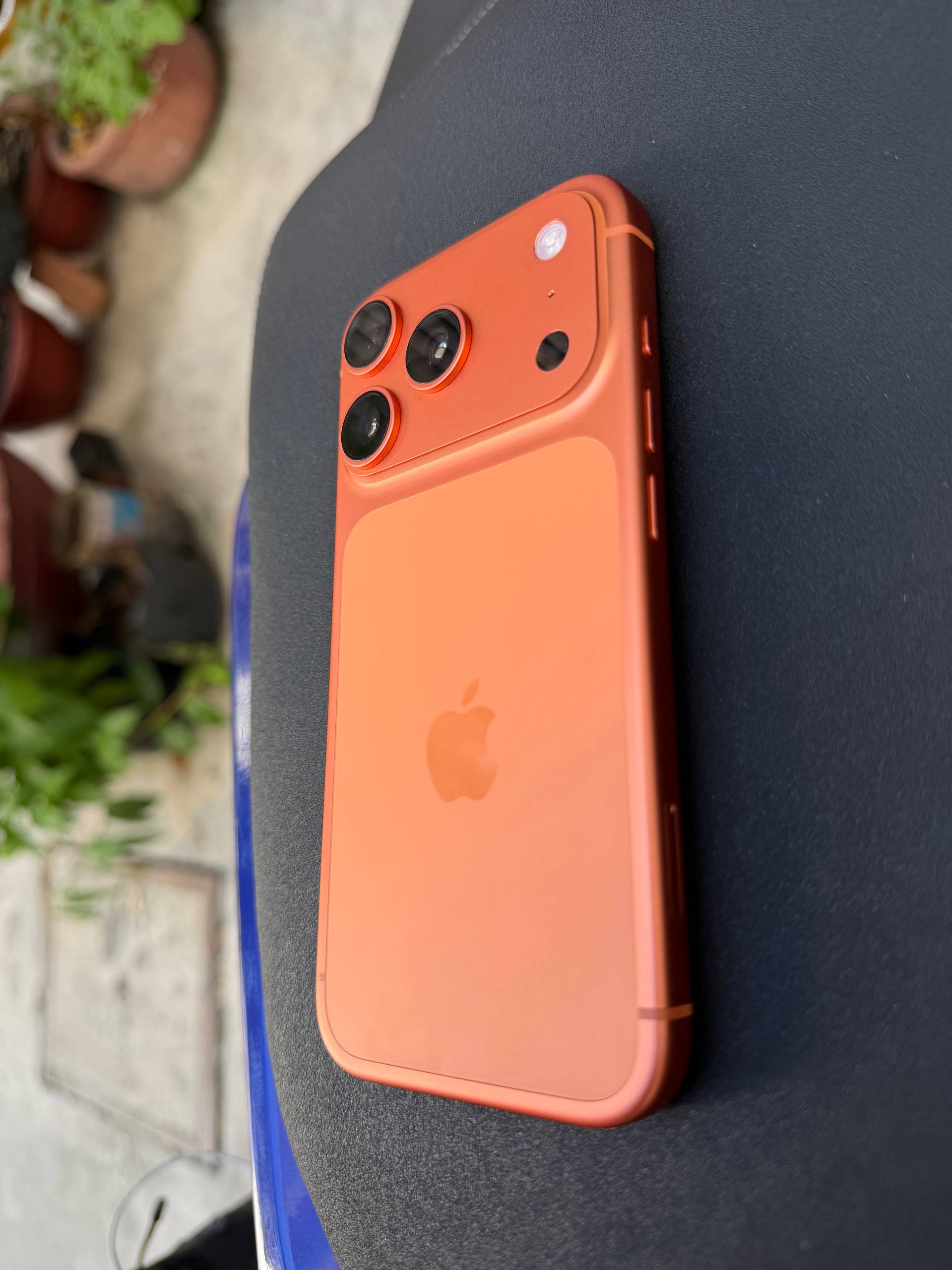 Фото 3: Продаю iPhone 17 Pro в отличном состоянии, использовался аккуратно в чехле с защитным…