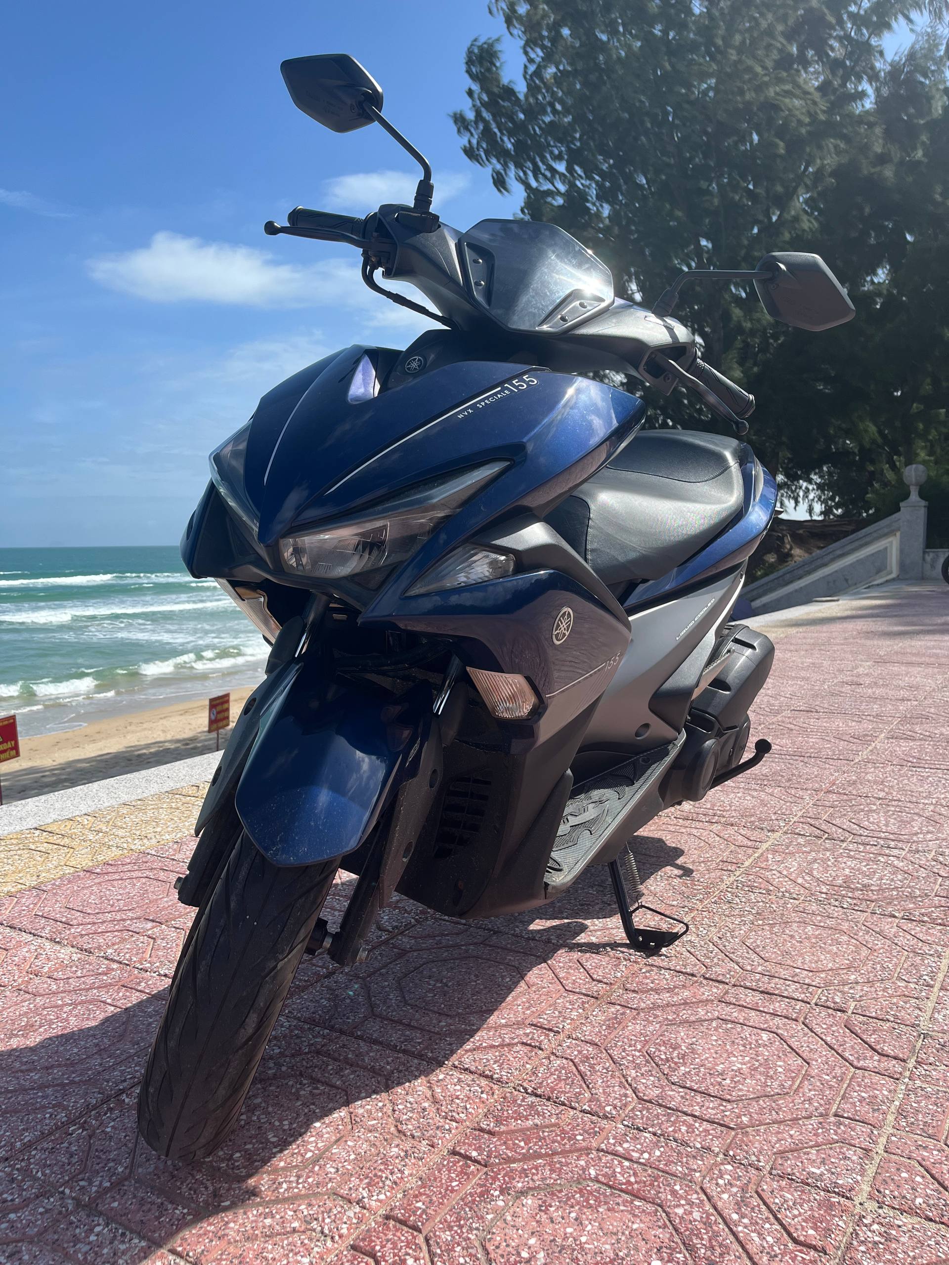 Продаётся Yamaha NVX 155 в отличном состоянии, в комплекте два шлема и Blue Card.