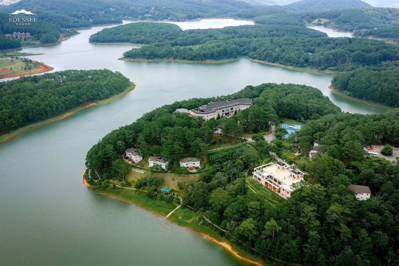 Фото 3: Реклама курорта Dalat Edensee, расположенного среди сосновых лесов у озера Туен Лам в…