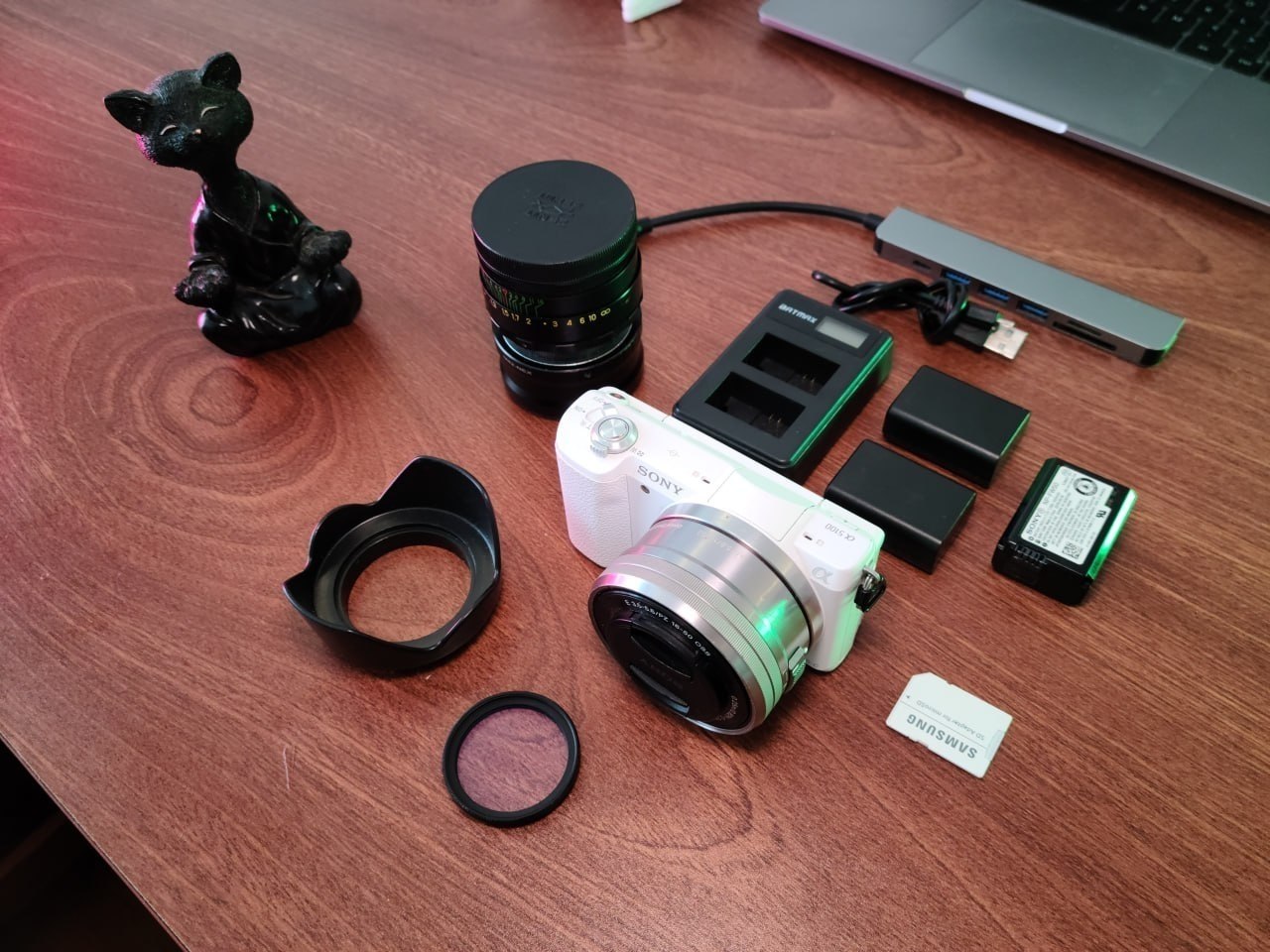 Фото 2: Продаётся компактная камера Sony a5100 в отличном состоянии с поворотным экраном.