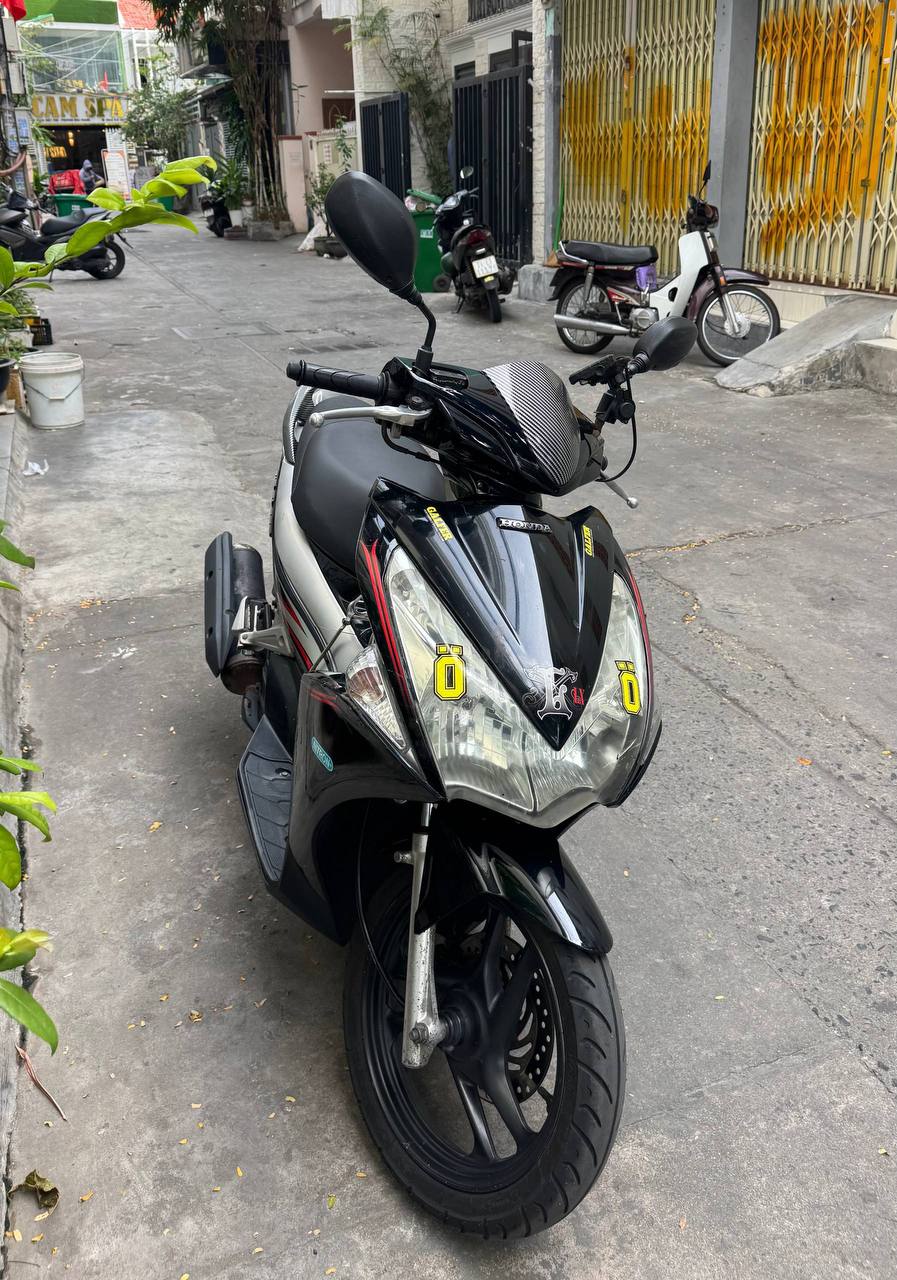 Фото 3: Продаётся скутер Honda Air Blade 110 FI 2011 года в хорошем состоянии.