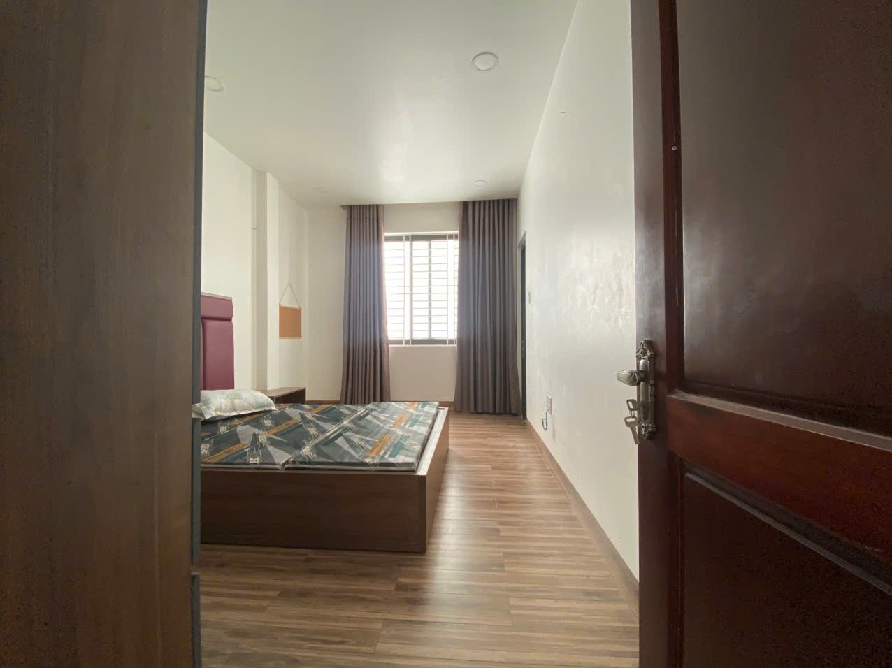 Фото 3: Сдаётся студия в районе Винь Тхай, площадь 30 м², спальная зона, кухня, санузел, окно.