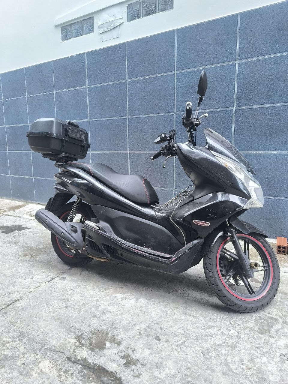 Фото 2: Продаётся Honda PCX, обслуживался в центре Honda, в аренду не сдавался.