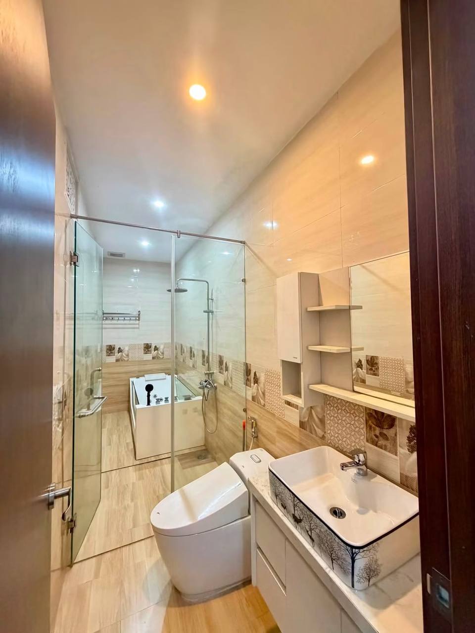 Дом 4 этажа, 5 спален, 4 санузла, площадь 100 м²