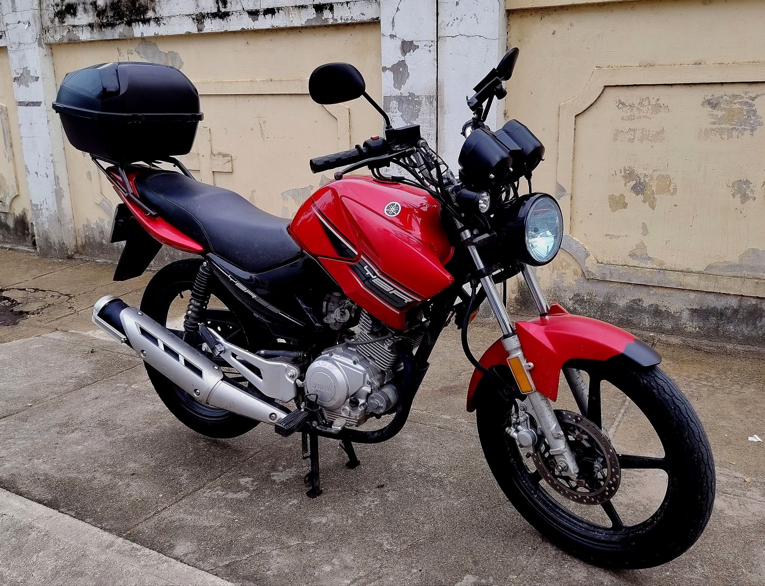 Продаю надёжный мотоцикл Yamaha YBR 125cc с механической коробкой передач.