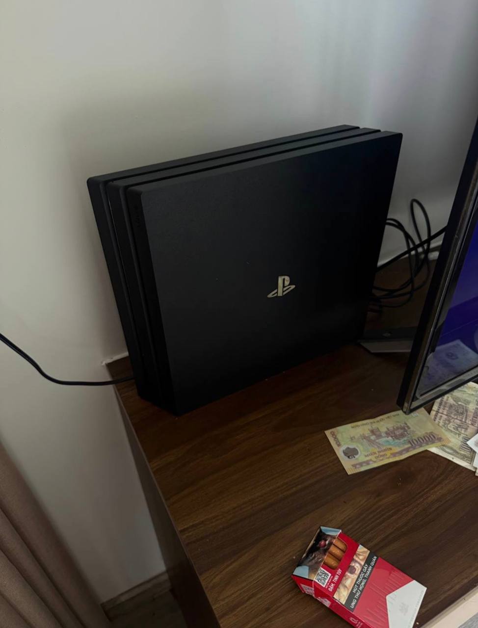 Фото 3: Продаётся PS4 Pro 1TB Hach версия, позволяющая устанавливать любые игры бесплатно.