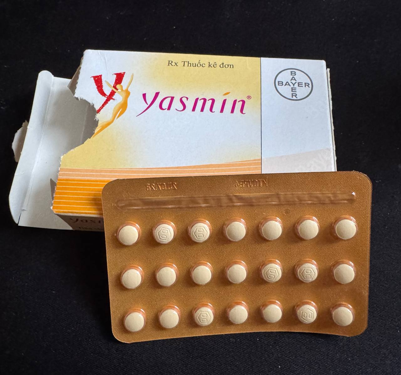 Продаются гормональные противозачаточные таблетки Ясмин (Yasmin) за 100 000 донгов.
