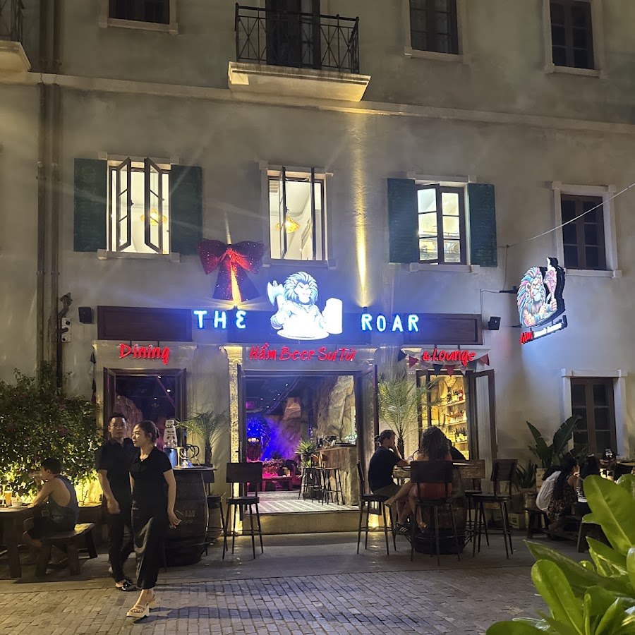 Ресторан The Roar Phu Quoc на Sunset Town ищет официантку