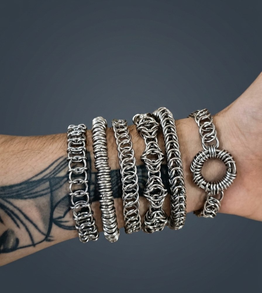 Мастер вручную создаёт украшения в технике chainmail из нержавеющей стали, натуральных…