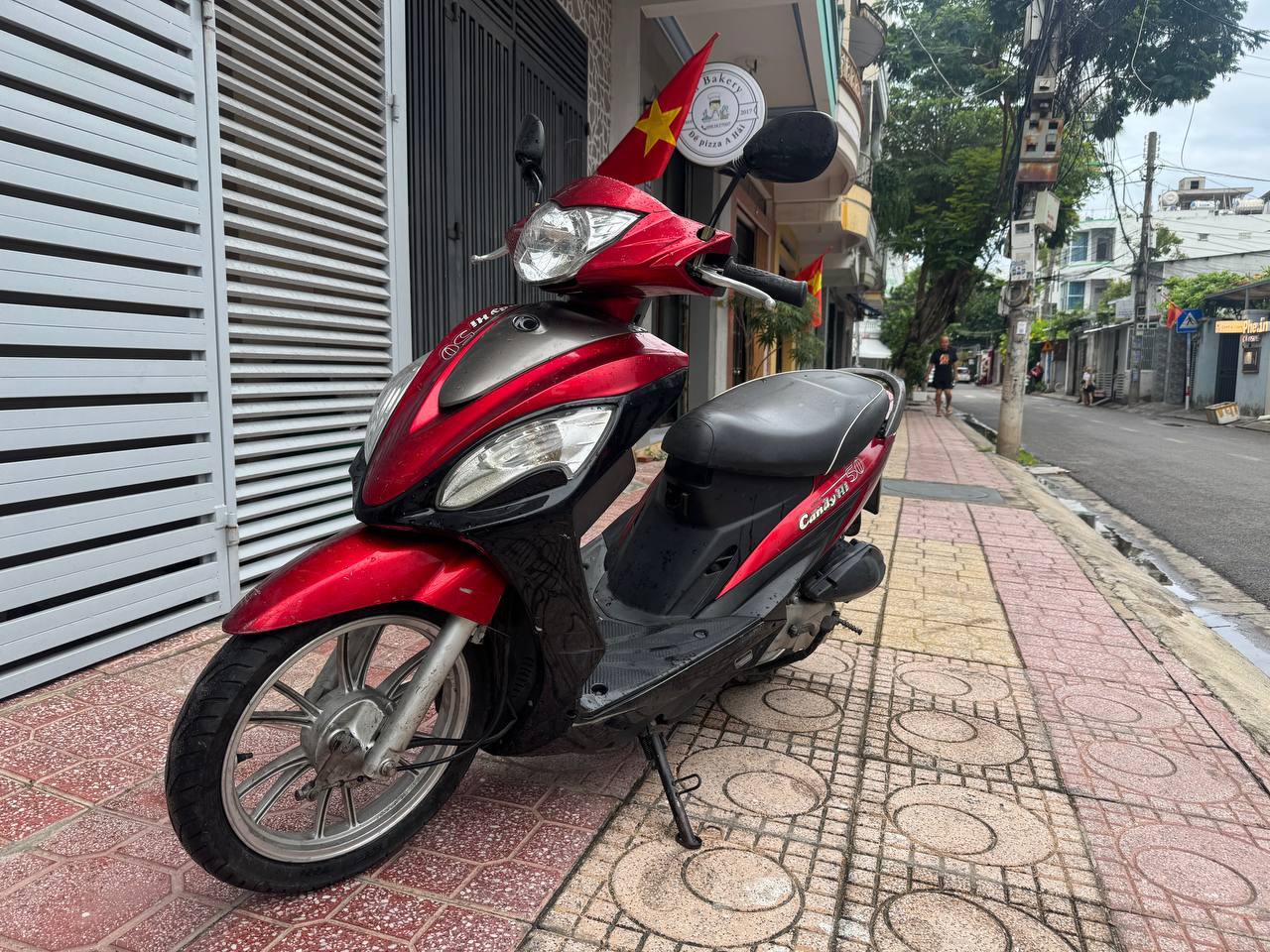 Продаётся скутер Kymco Candy Hi 2015 года, объём двигателя 50 куб