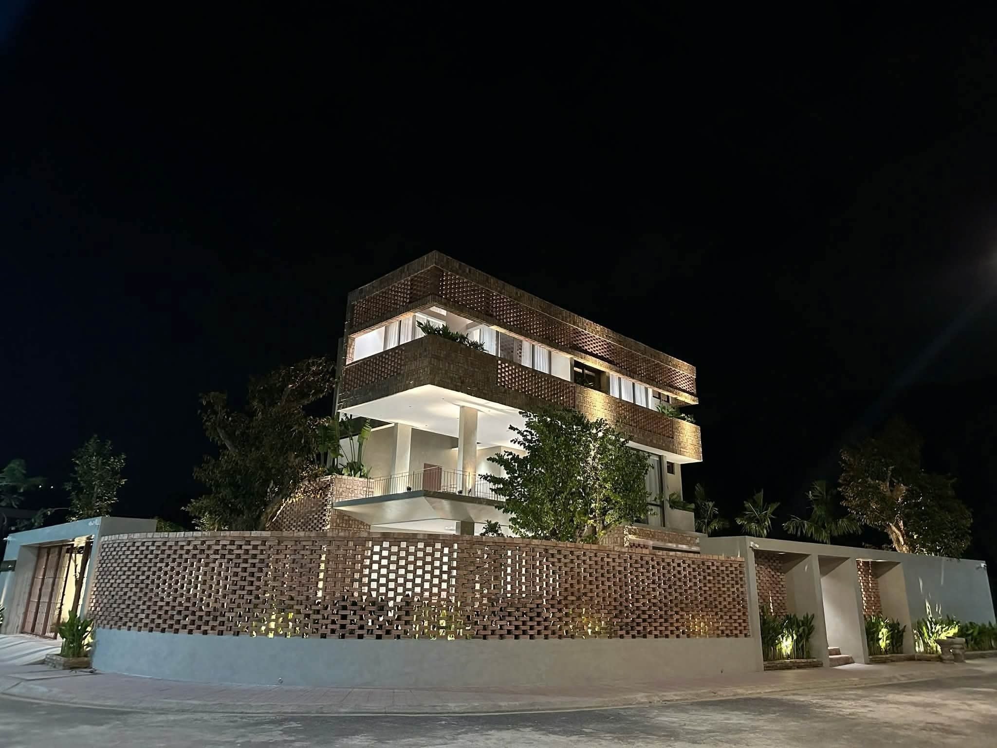 Вилла на западе Нячанга, площадь 439 м², 3 этажа, 3 спальни…