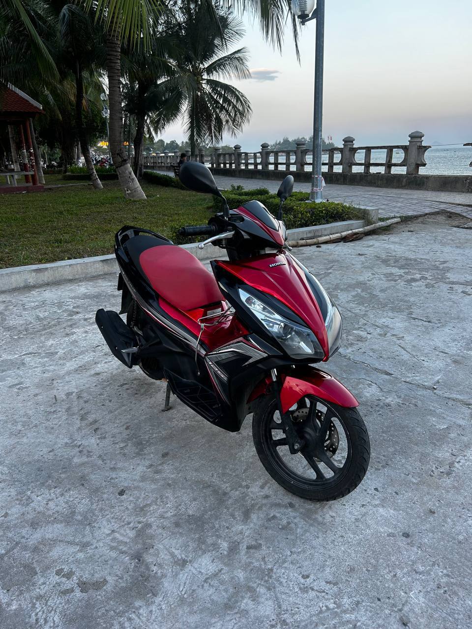 Фото 2: Продаётся Honda Air Blade 2014 года в красном цвете, пробег 19 000 км,