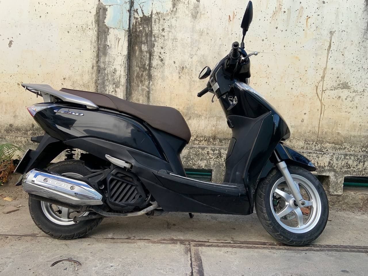 Фото 3: Продаётся Honda Lead чёрного цвета, 125 см³, с небольшими царапинами н