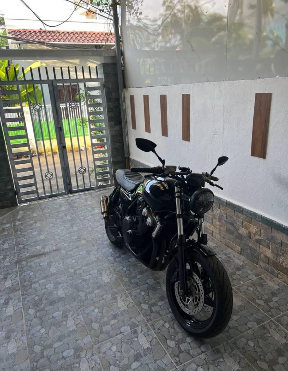 Продаётся Honda CB400 VTEC 2003 года, 4 цилиндра, карбюратор, кастом