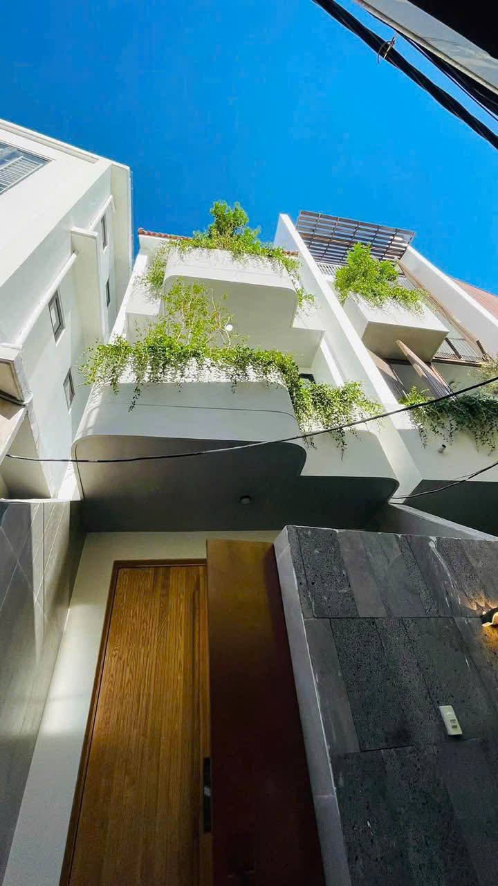 Фото 2: Дом 3 этажа, 4 спальни, 5 санузлов, 60 м²