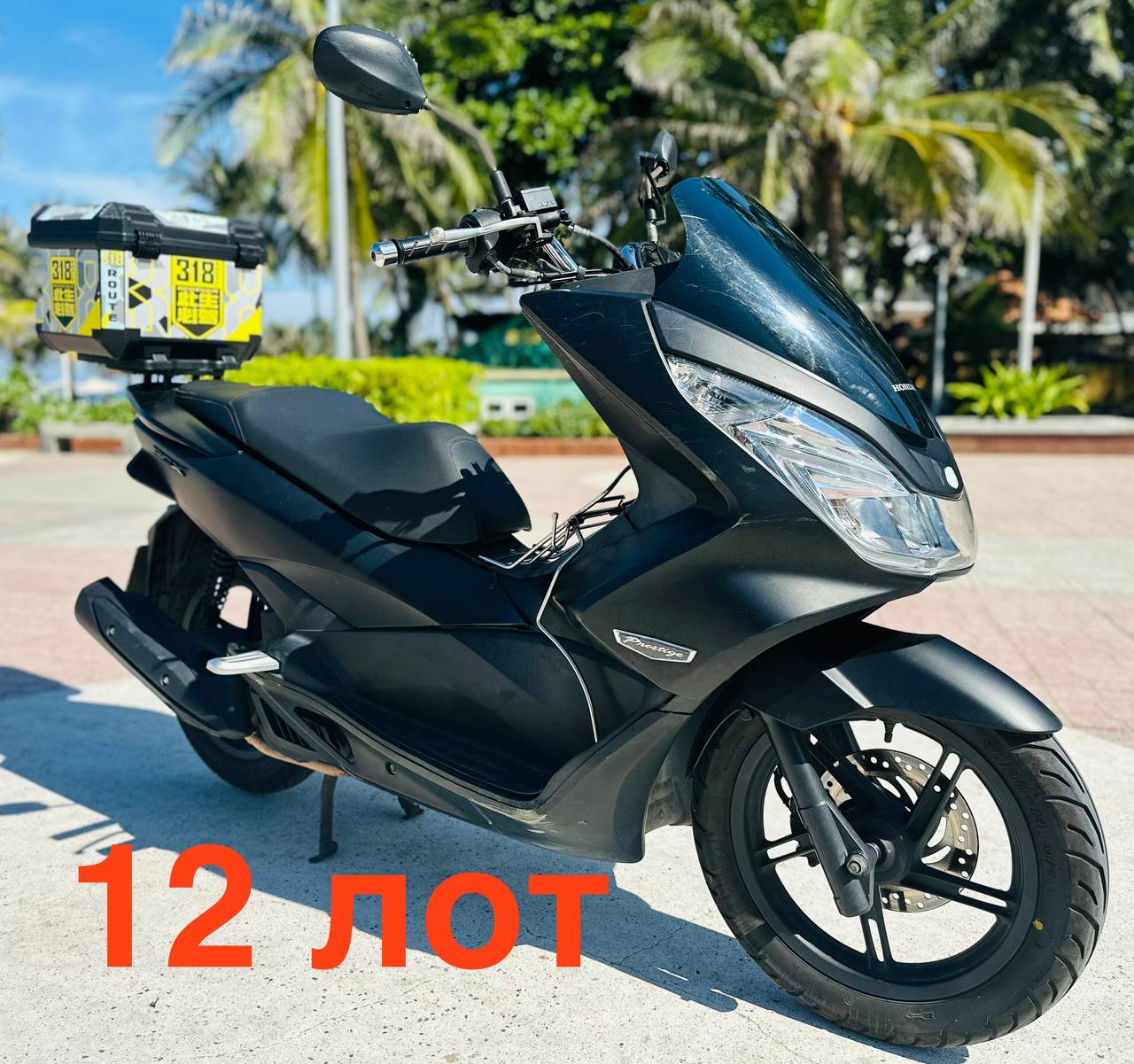 Сдаётся в аренду Honda PCX 125 второго поколения с кофром и бесключевым доступом.