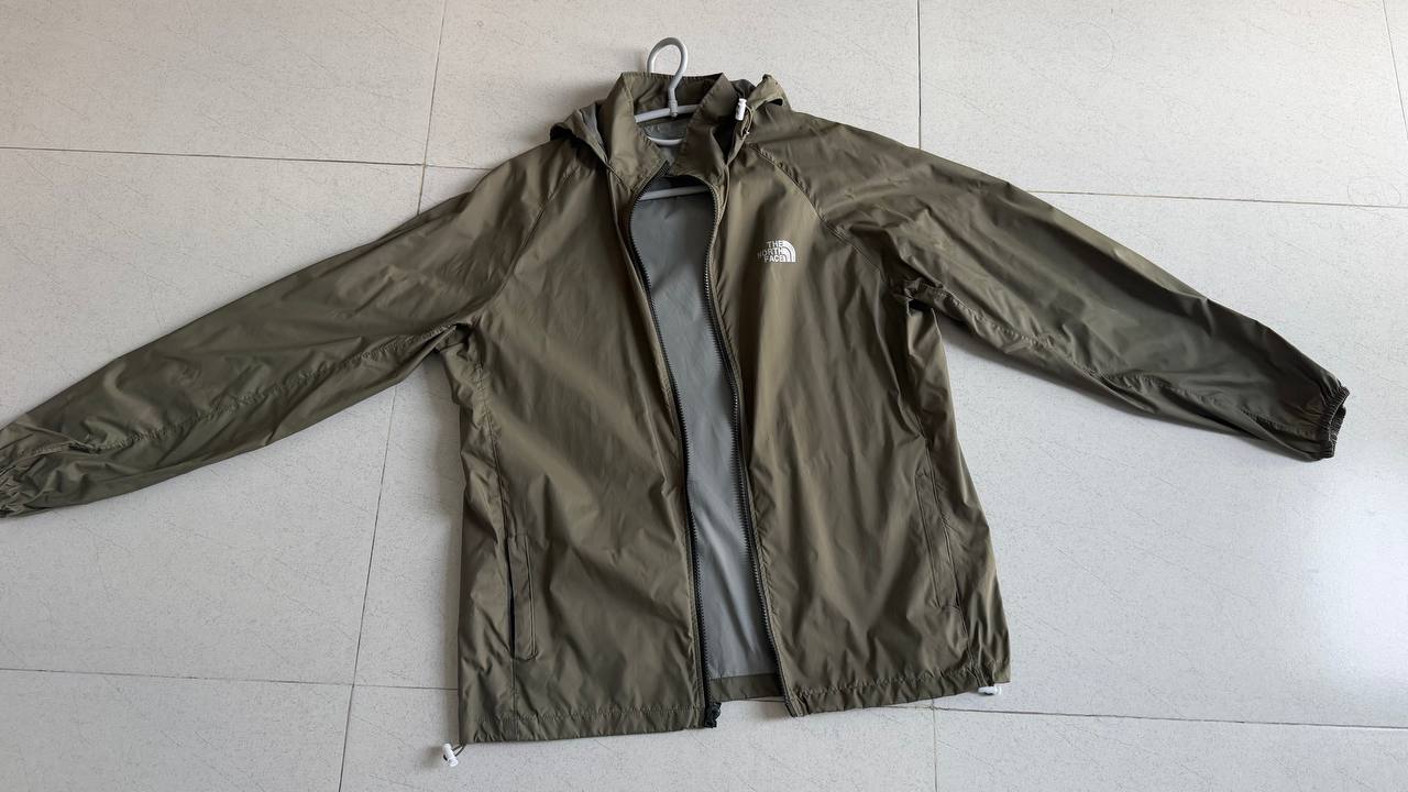 Фото 2: Продаются лонгслив (размер M) за 80 000 донгов, куртка North Face (раз