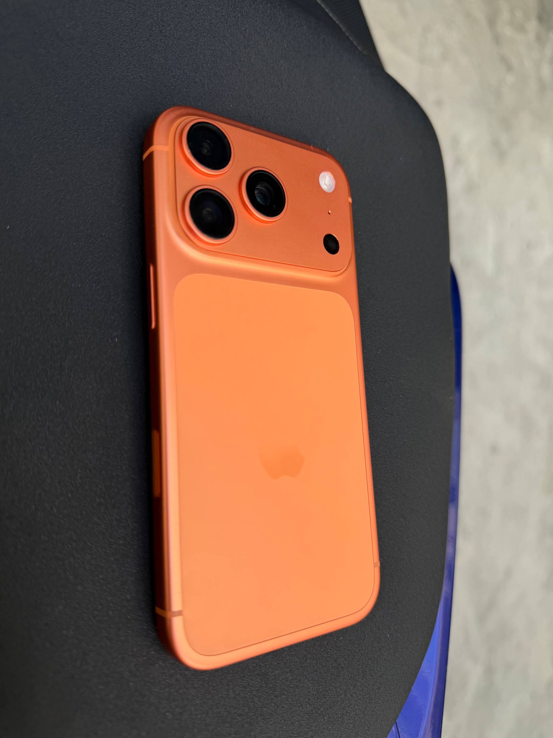 Фото 2: Продаю iPhone 17 Pro в отличном состоянии, использовался аккуратно в чехле с защитным…