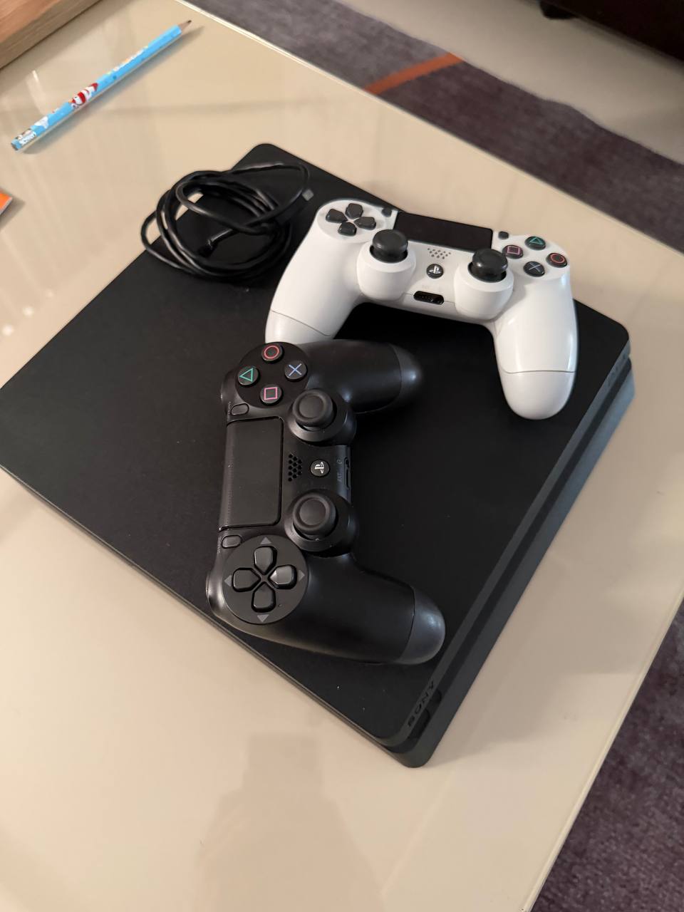 Продаётся игровая приставка PS4 Slim в комплекте с двумя контроллерами.