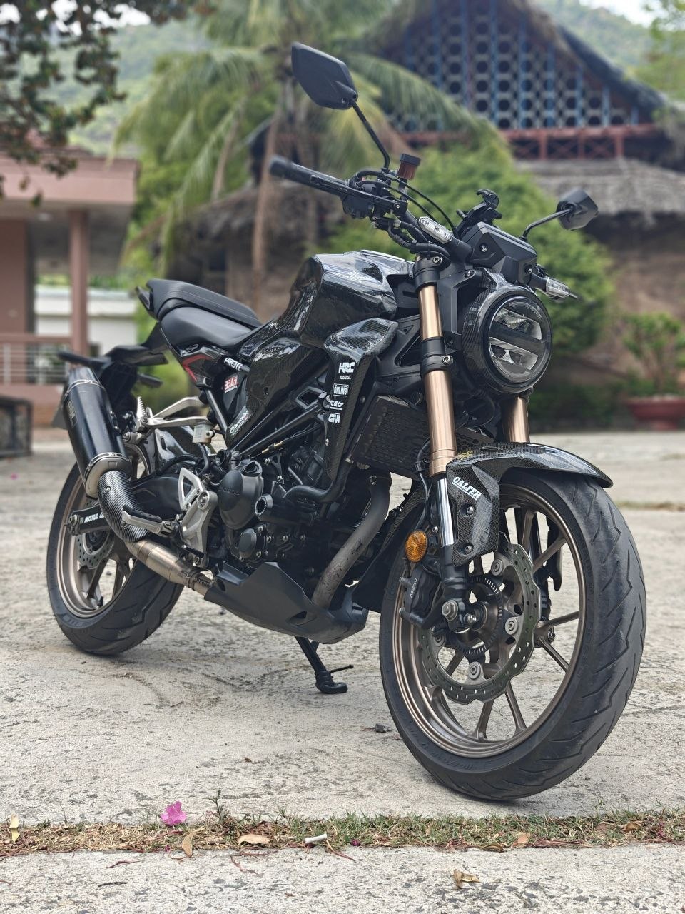 Продаётся мотоцикл Honda CB300R 2021 года с пробегом 20 000 км