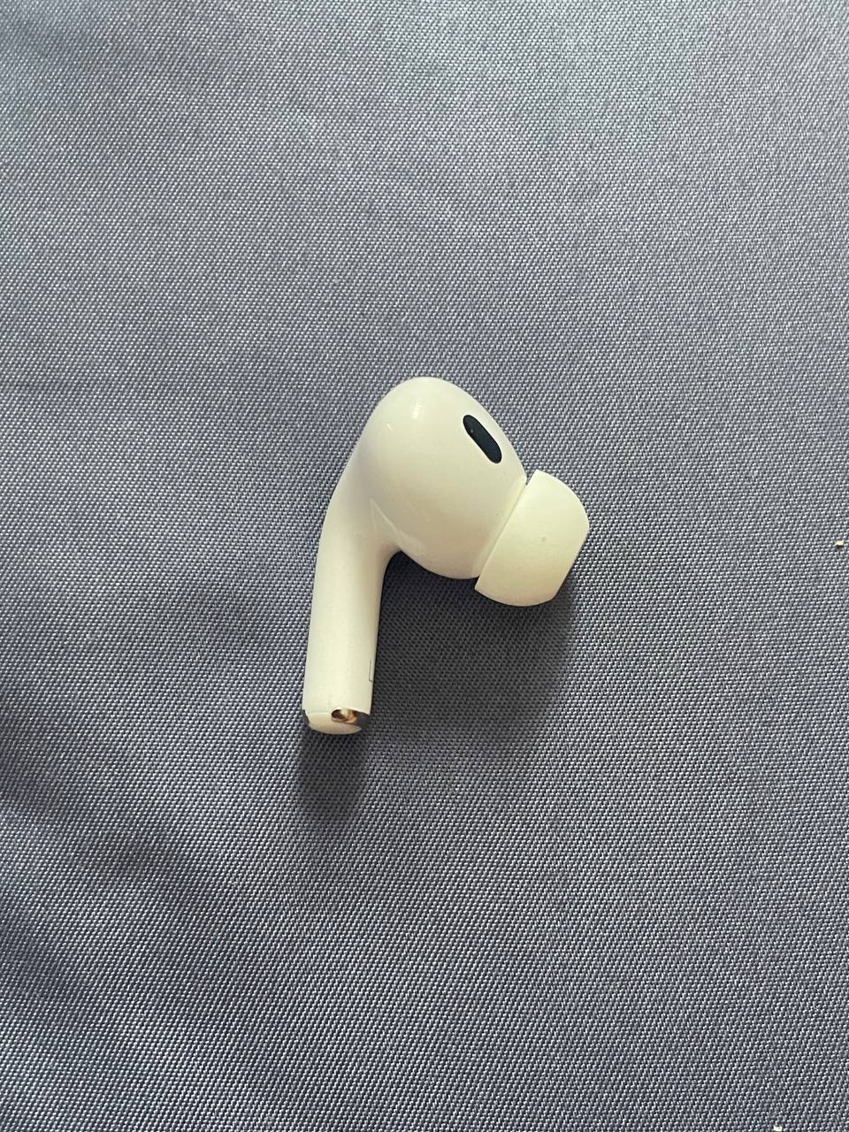 Продаётся левый наушник AirPods Pro 2, оригинал, найденный до переезда во Вьетнам.