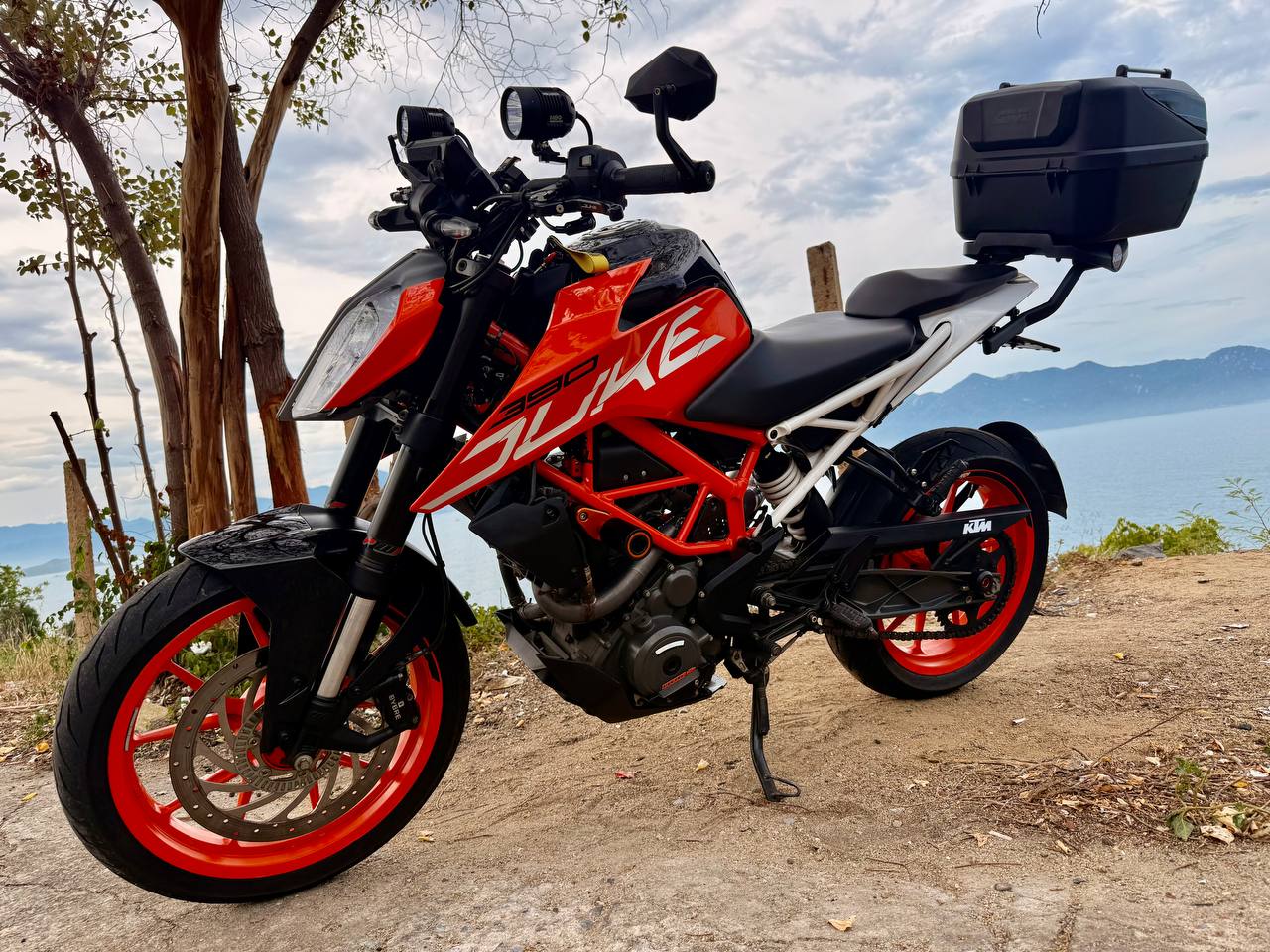 Фото 2: Продаётся мотоцикл KTM Duke 390 2018 года в отличном техническом и косметическом…