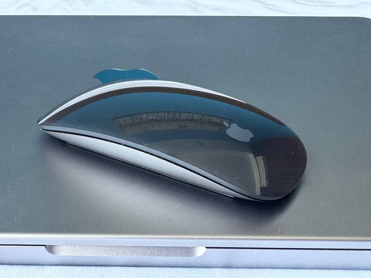 Продаётся чёрная Apple Magic Mouse за 900 000 донгов