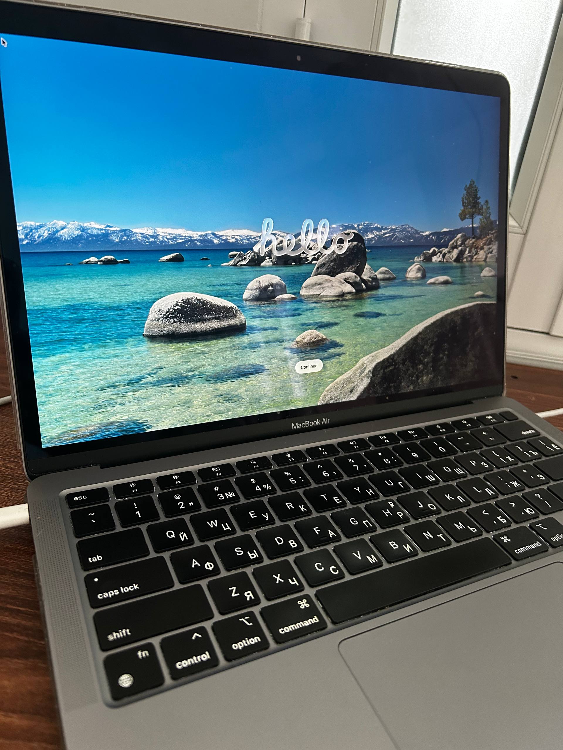 Продаётся MacBook Air 13 M1 (2020) Space Gray с 8 ГБ ОЗУ и 256 ГБ SSD.