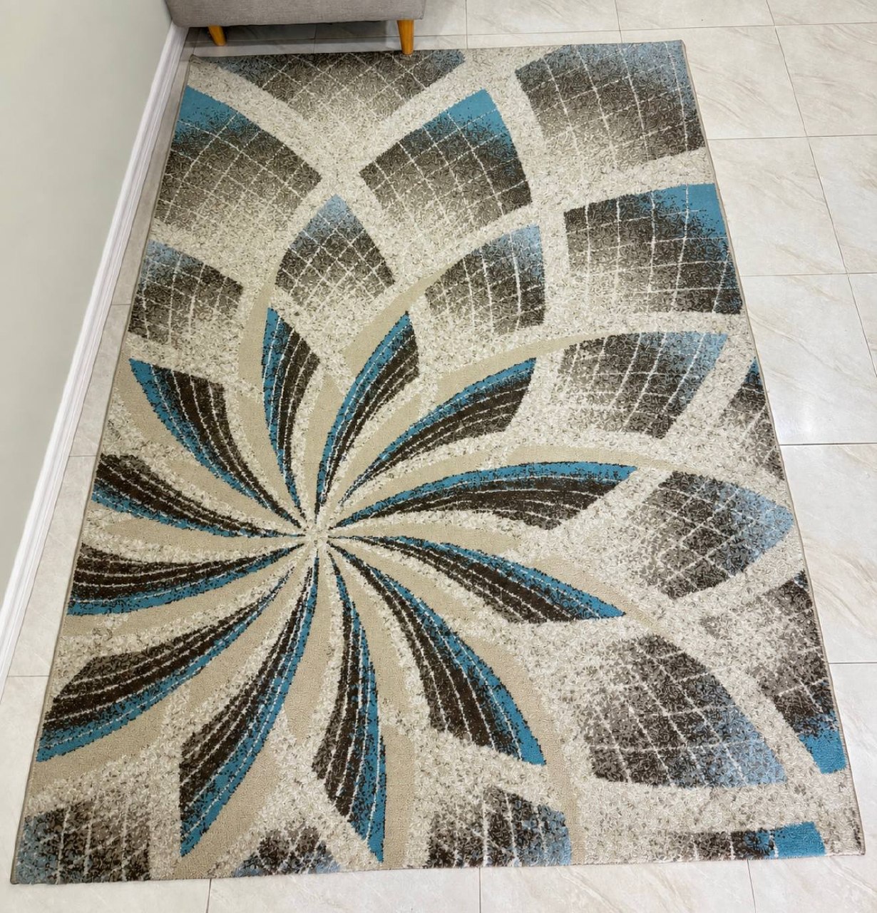 Продаётся ковёр размером 160×230 см в хорошем состоянии