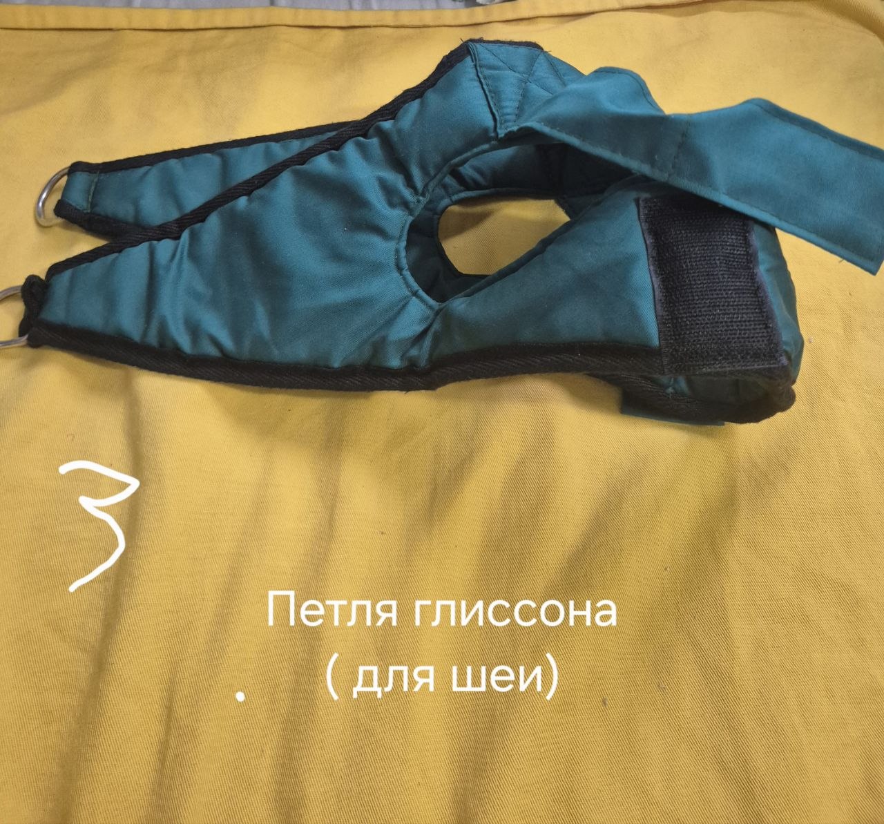 Фото 3: Продаются различные вещи: книги на английском (30 донгов за штуку), бинты (50 донгов)…