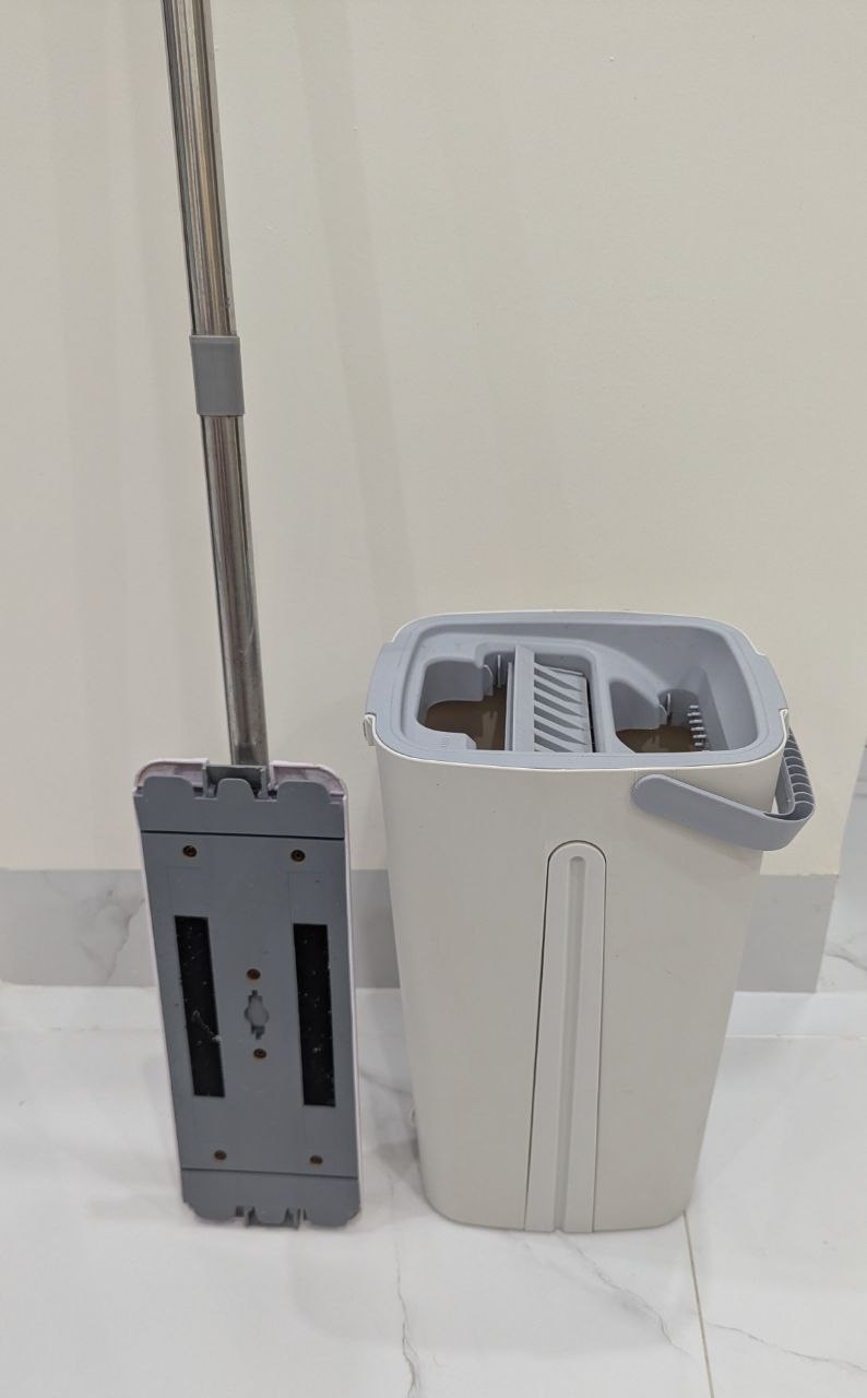 Комплект для уборки: швабра с ведром и двухкамерной системой отжима и очистки.