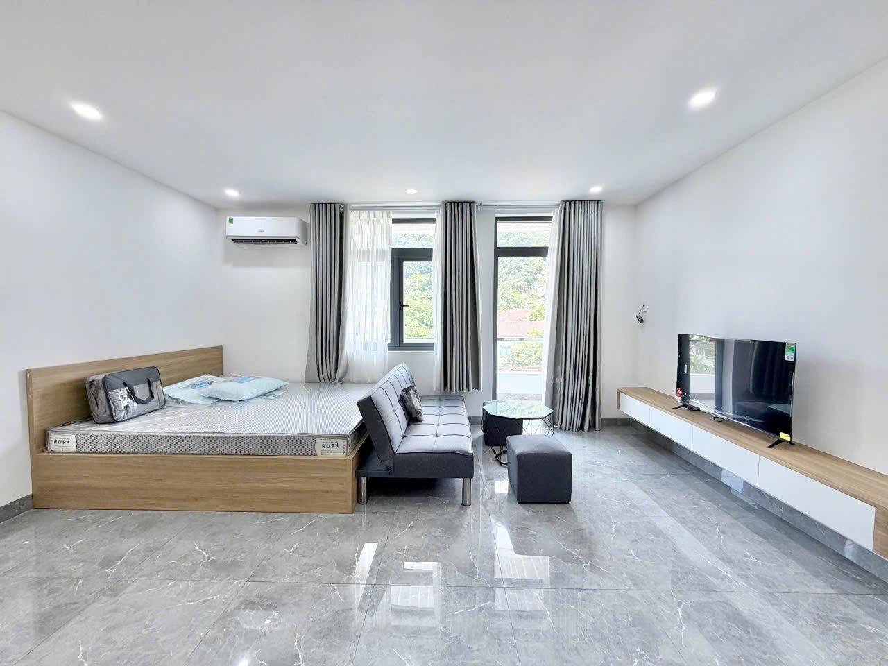 Фото 2: Просторная студия 45 м² с балконом, полностью меблирована, на 2-м этаже с лифтом.