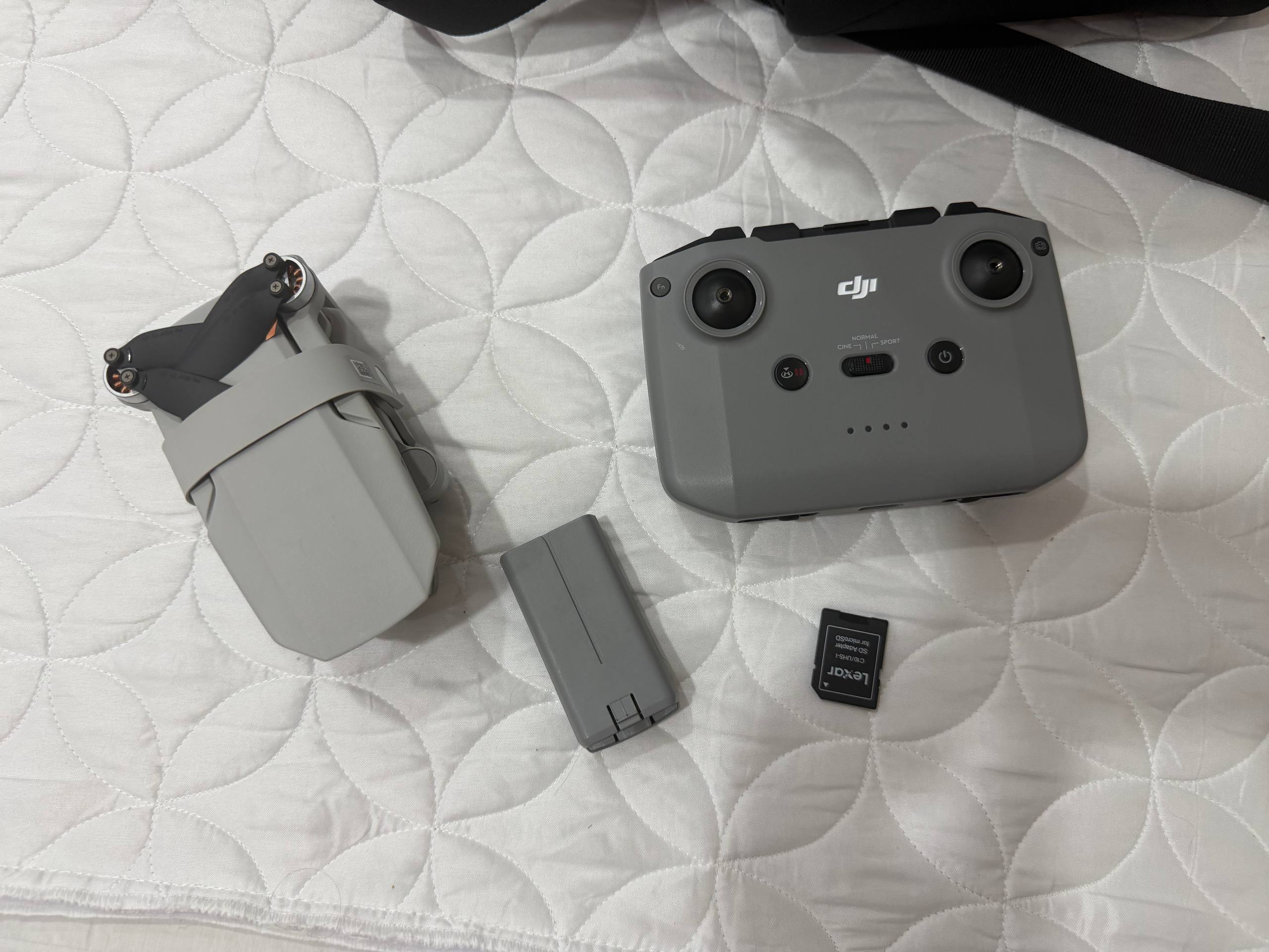 Продается дрон DJI Mini 4K, новый, было всего 2 вылета без инцидентов.