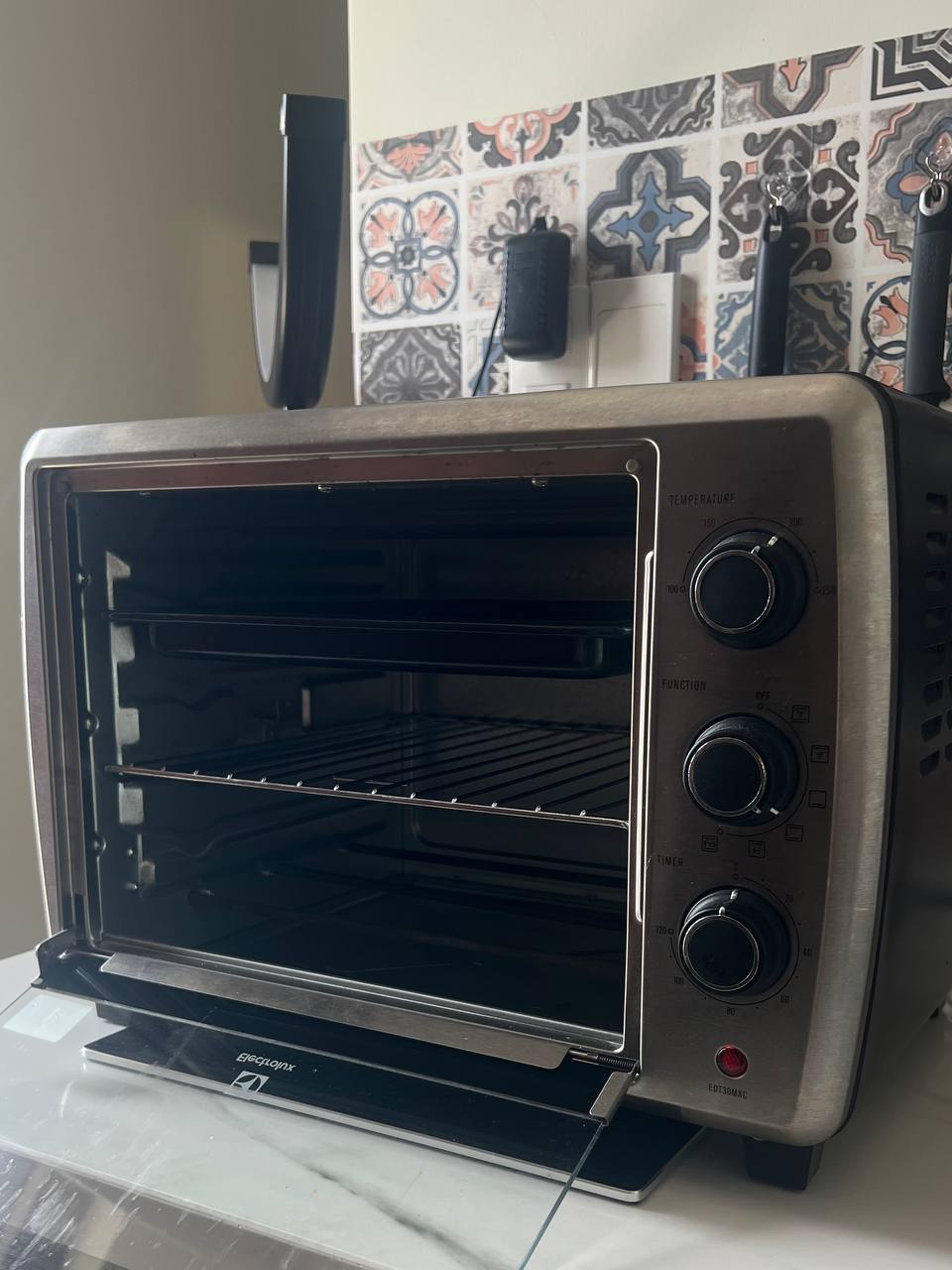 Продаётся компактная электрическая духовка Electrolux EOT30MXC объёмом 30 литров.