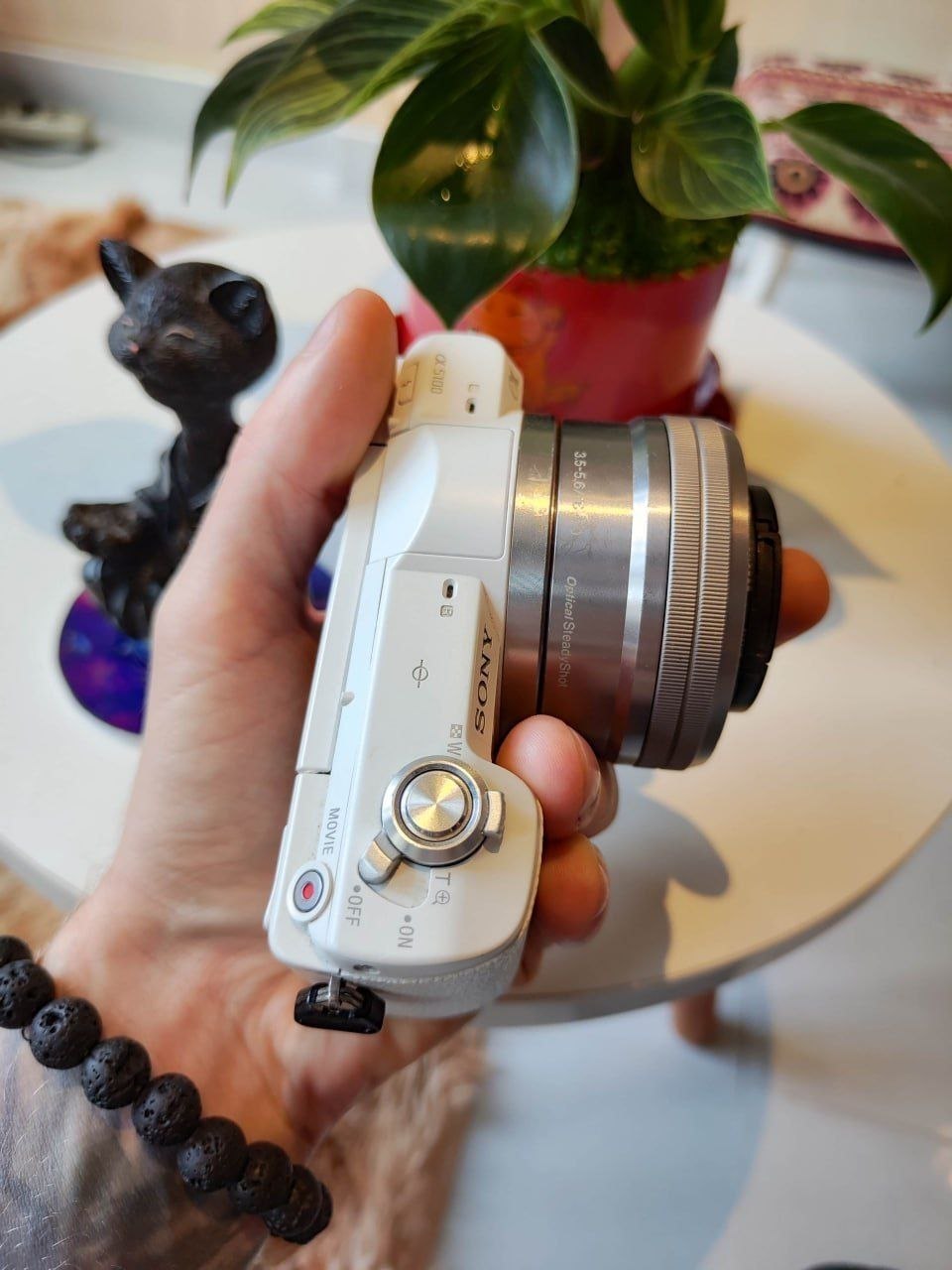 Продаётся компактная камера Sony a5100 в отличном состоянии с поворотным экраном.