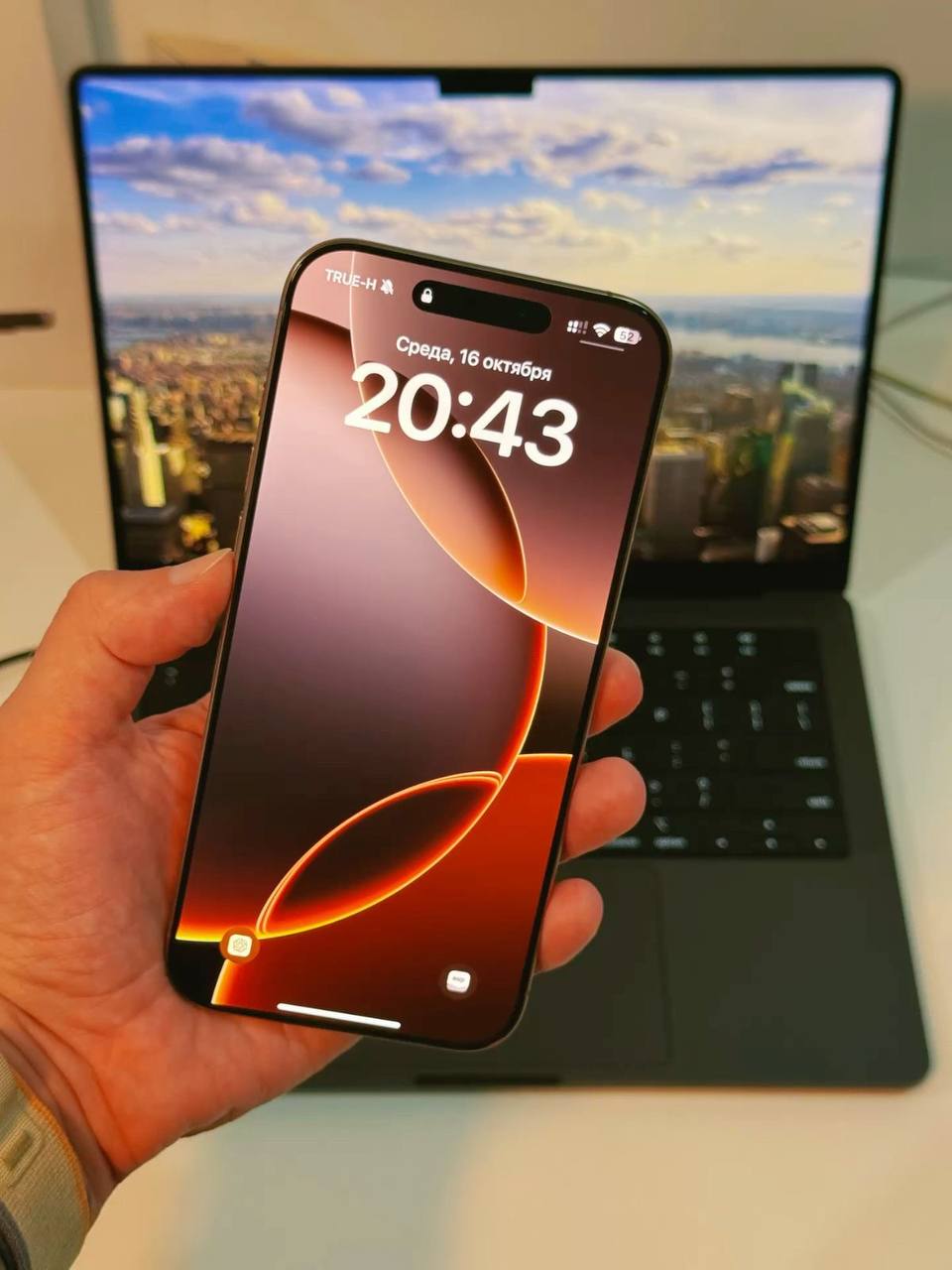 Продаётся iPhone 16 Pro Max, американская версия, только eSIM