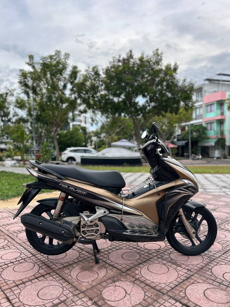 Продаётся Honda Air Blade 2012 года, 110cc, в чёрно-золотом цвете, в о