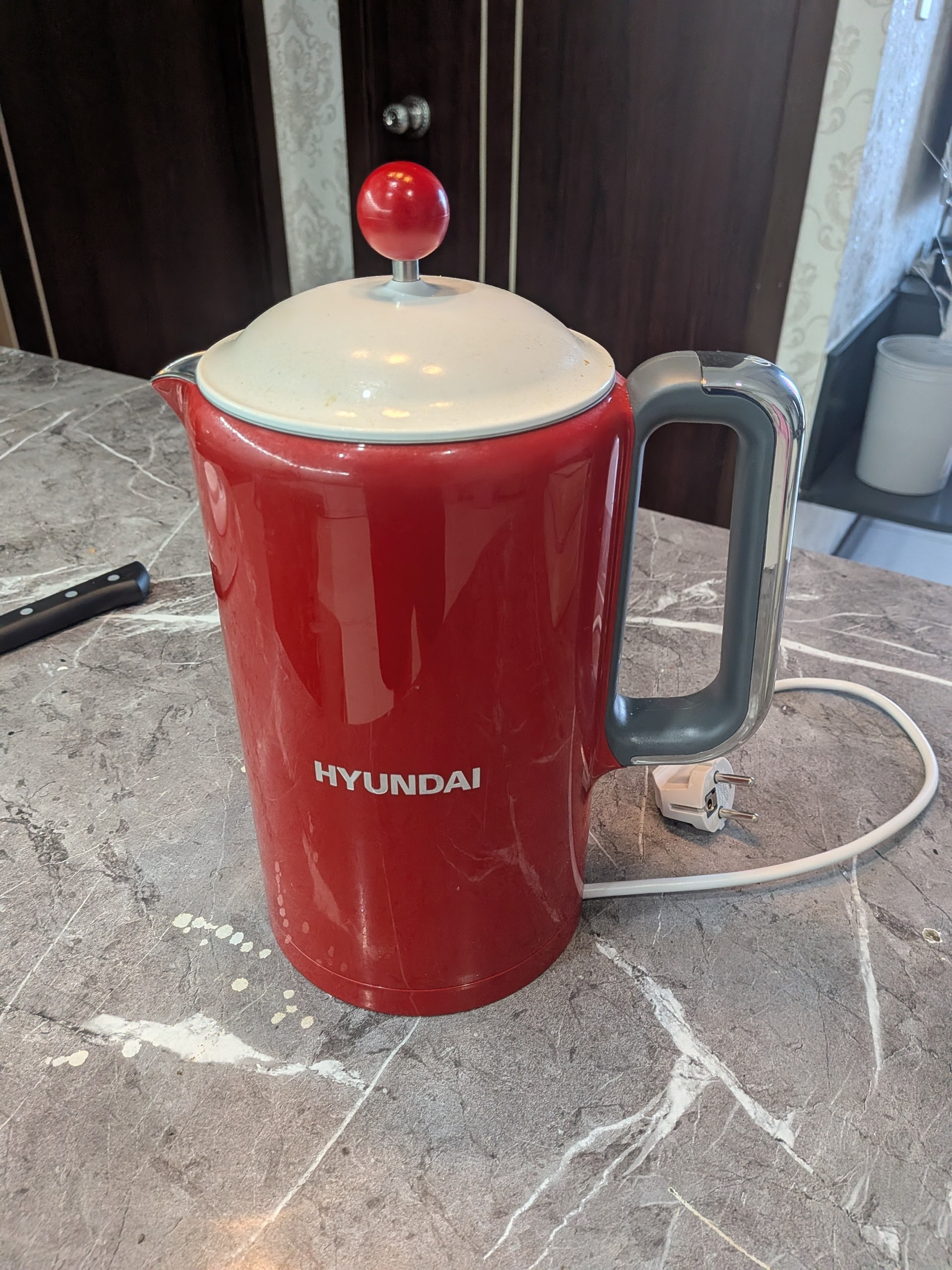 Продаётся электрический чайник Hyundai EK01RED объёмом 1,5 литра