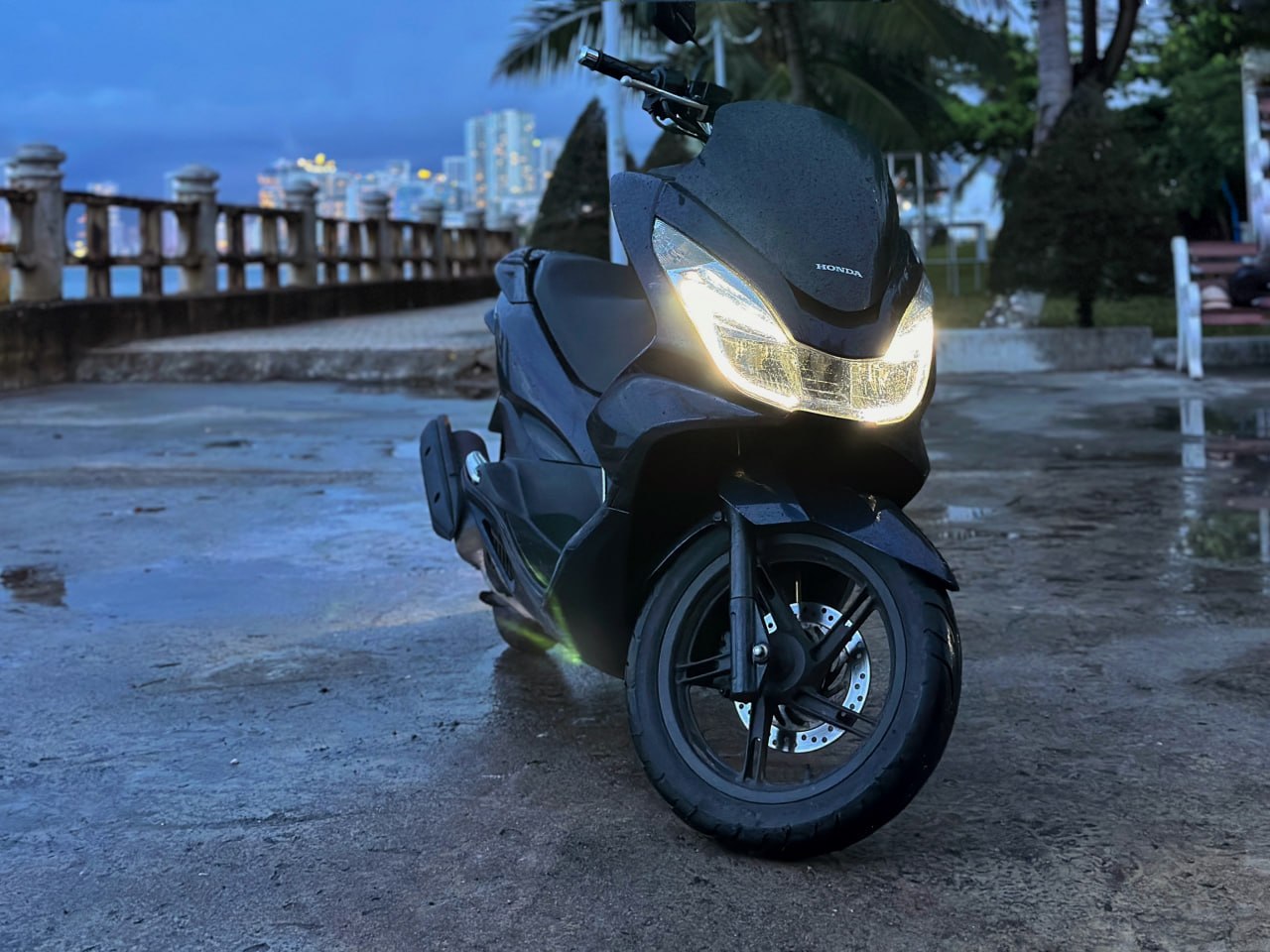 Продаётся Honda PCX 2016 года, тёмно-синий, пробег 29 500 км, объём 125 куб.см.